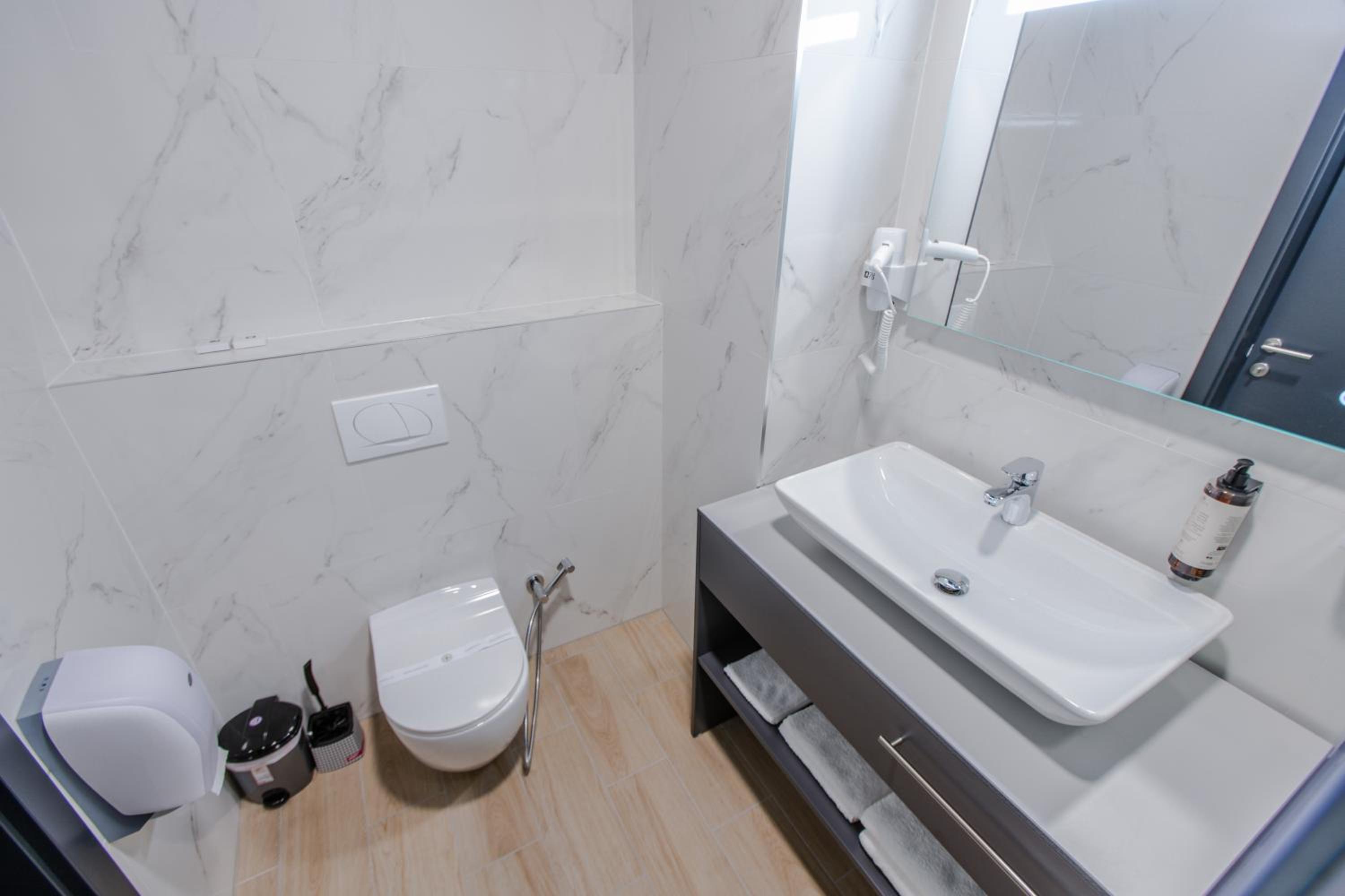 Deluxe Double Room (2 Adults + 1 Child) - Photo 11