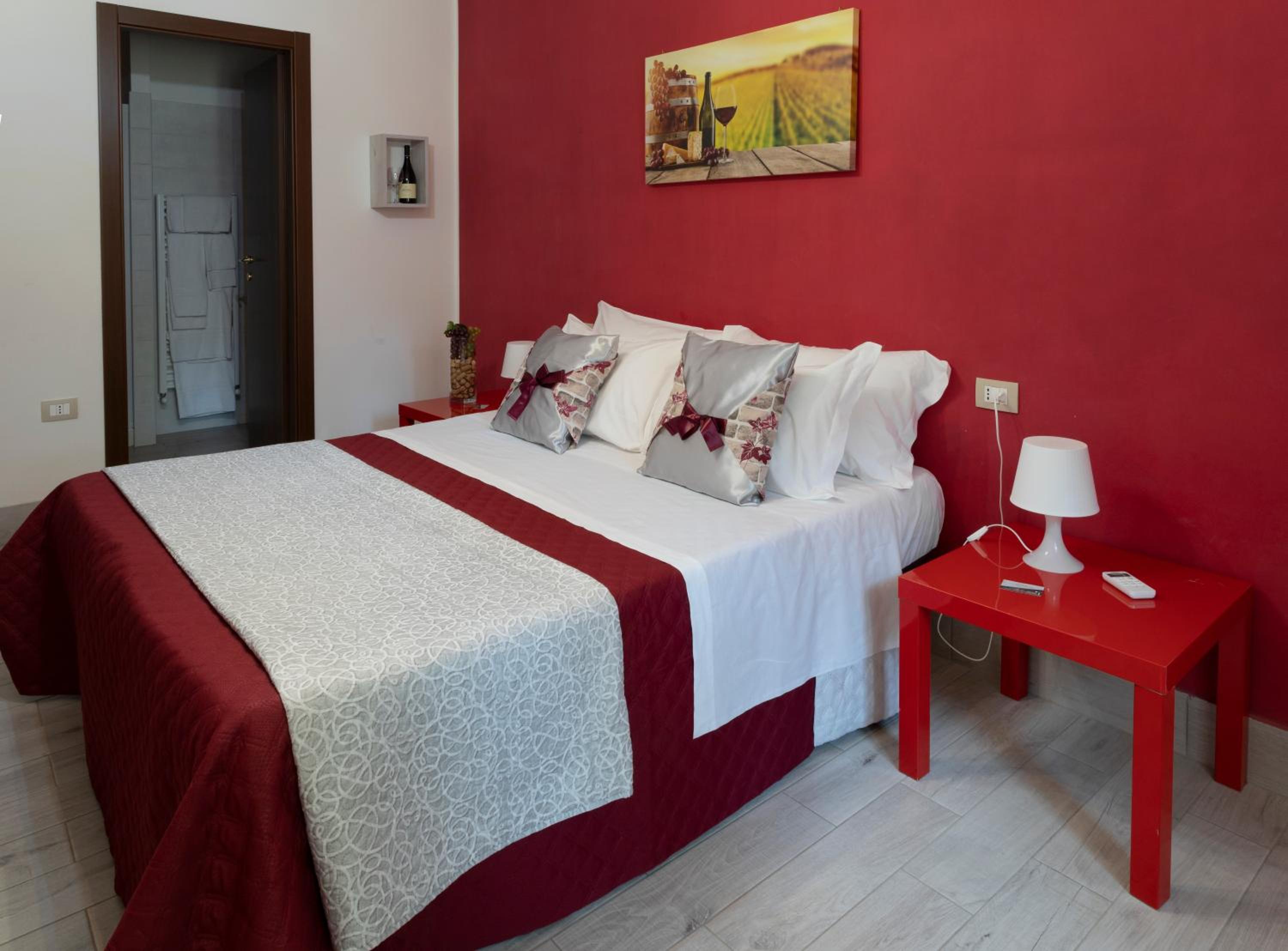 Deluxe Double Room with Shower - Photo 14