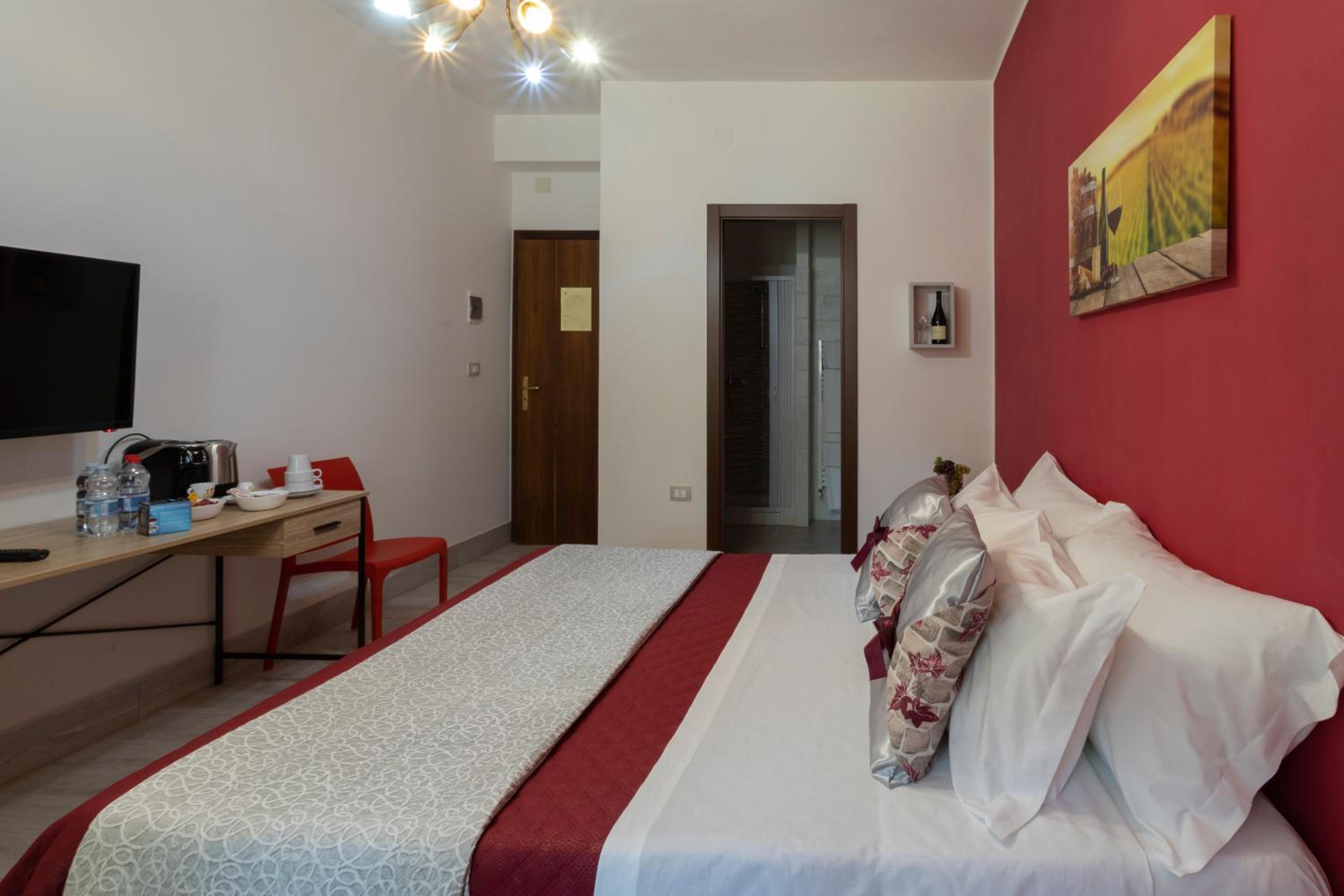 Deluxe Double Room with Shower - Photo 13