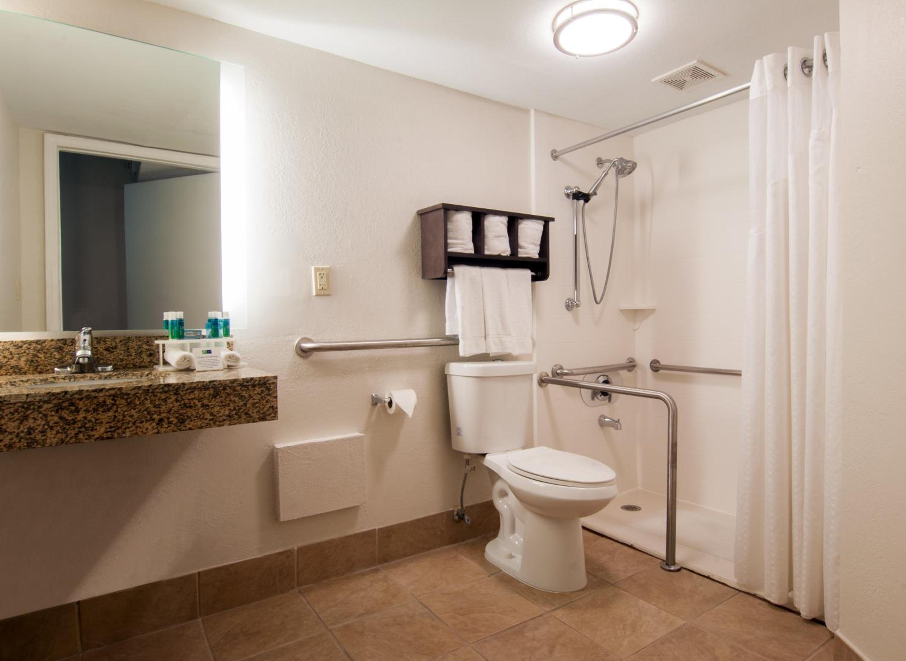 King Room with Accessible Roll in Shower - Non-Smoking - Photo 2