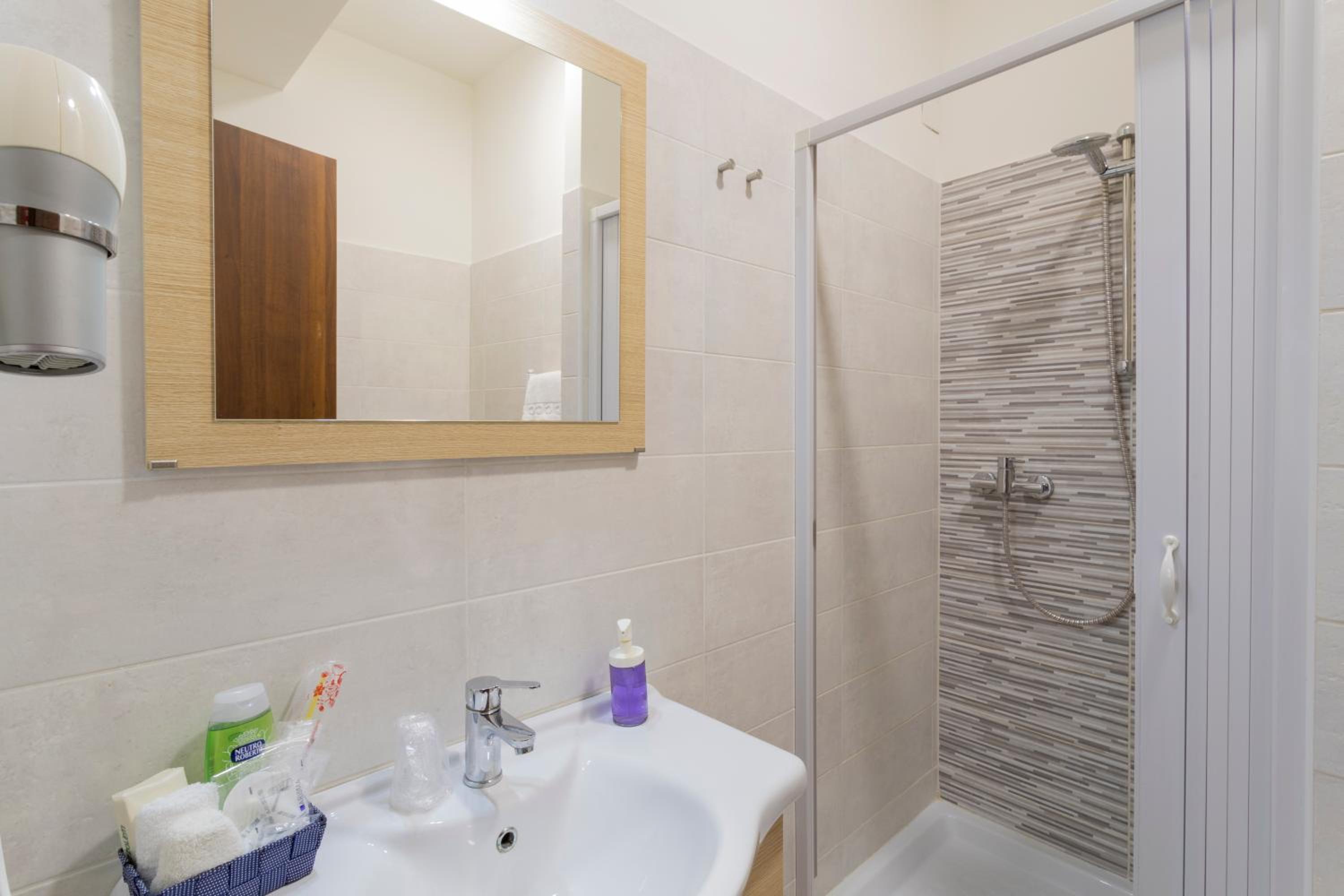 Deluxe Double Room with Shower - Photo 15