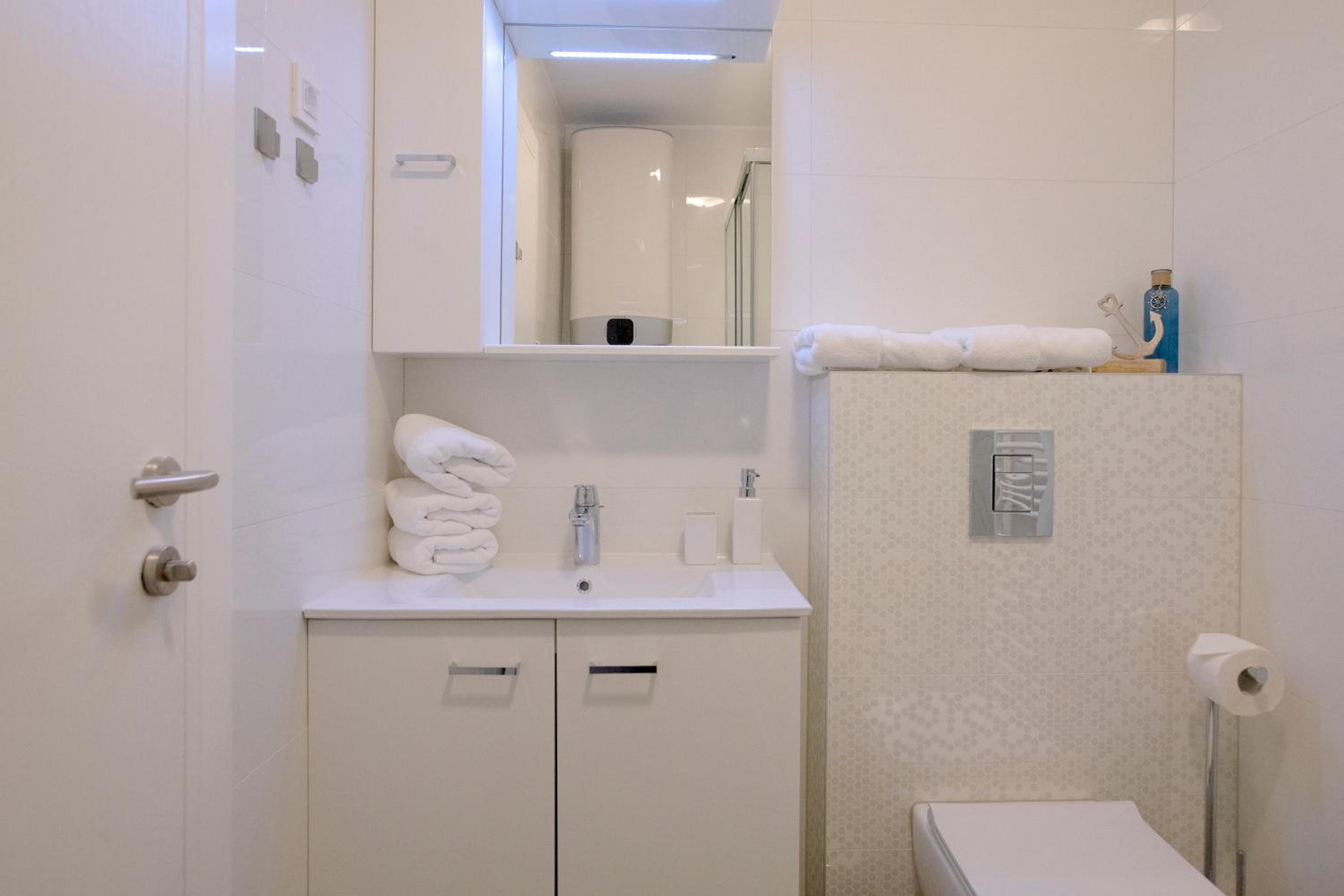 One-Bedroom Apartment with Terrance and Sea View photo 3