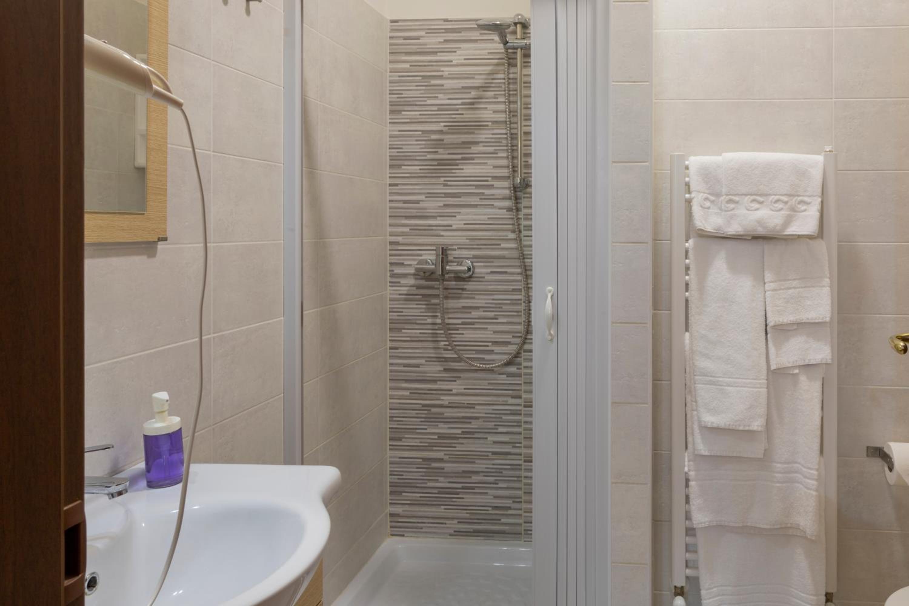 Double or Twin Room - Photo 10