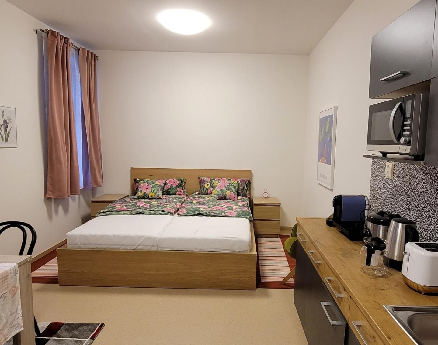 Large Twin Room - Photo 1