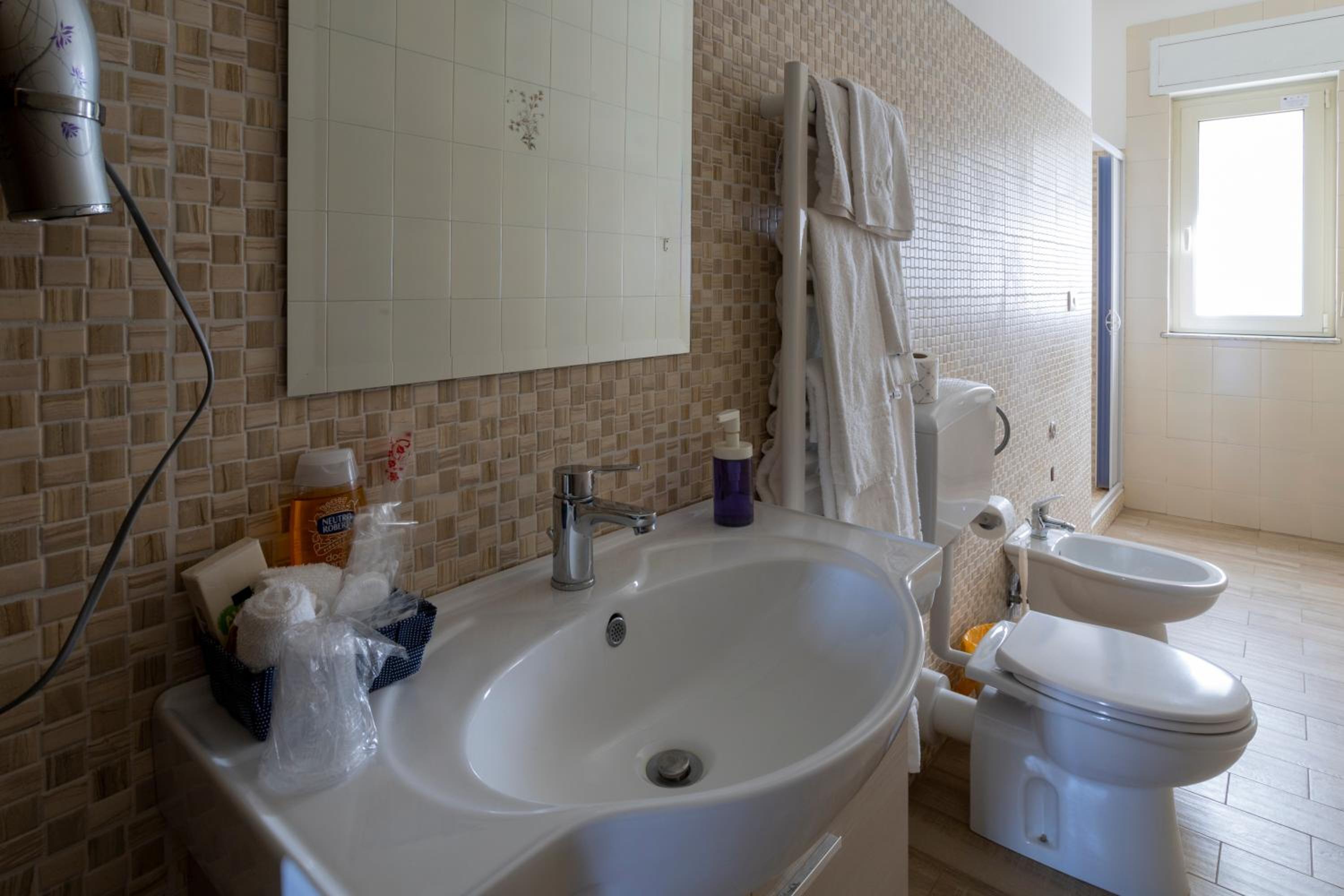 Large Double or Twin Room - Photo 2