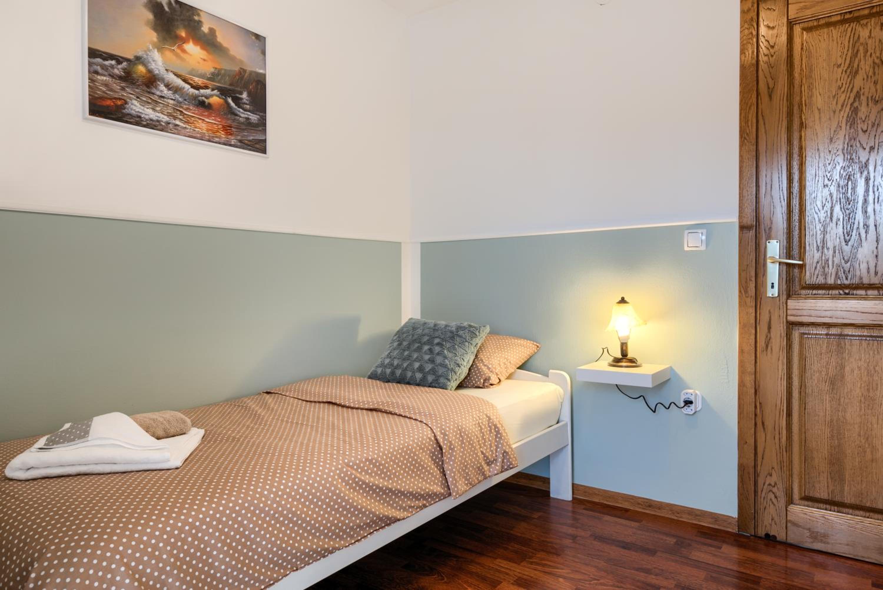 Apartment with Balcony - Photo 16