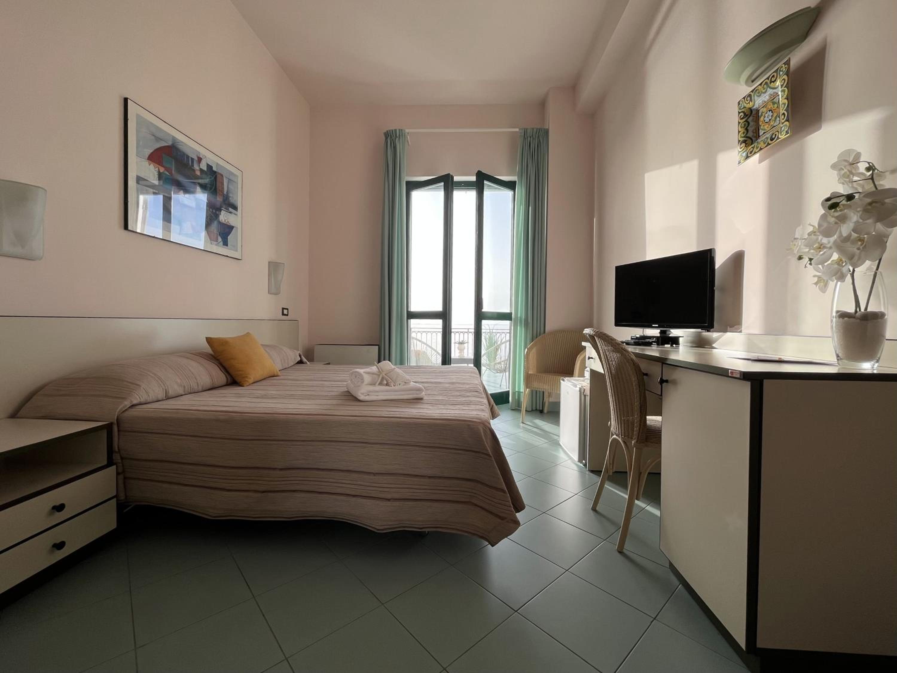 Double or Twin Room with Sea View