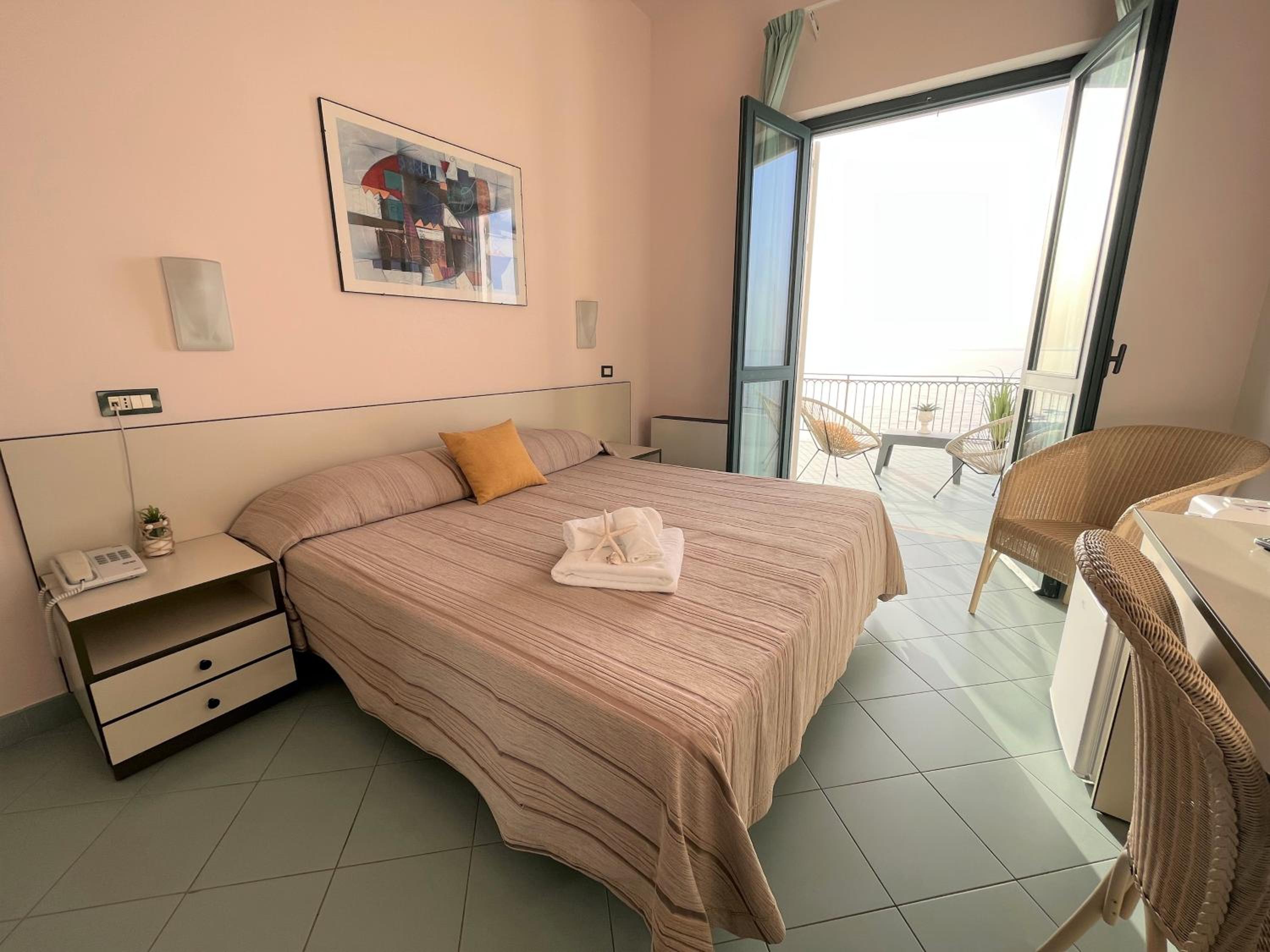 Double or Twin Room with Sea View photo 2
