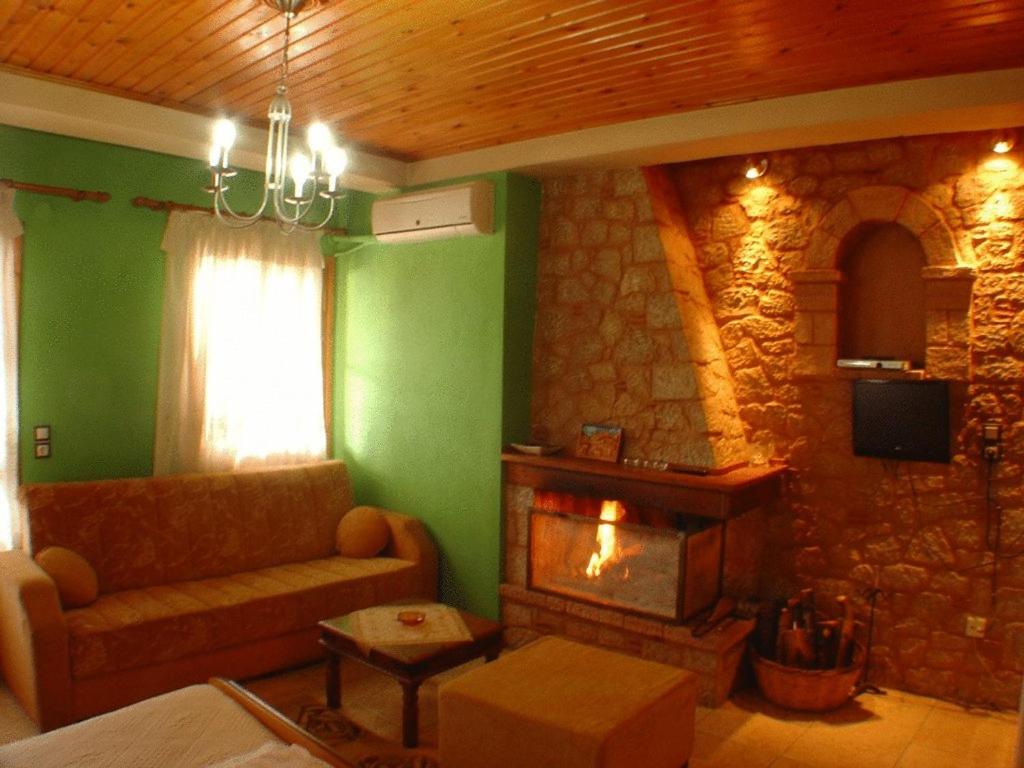 Studio with Fireplace (2 - 3 Adults) - Photo 2