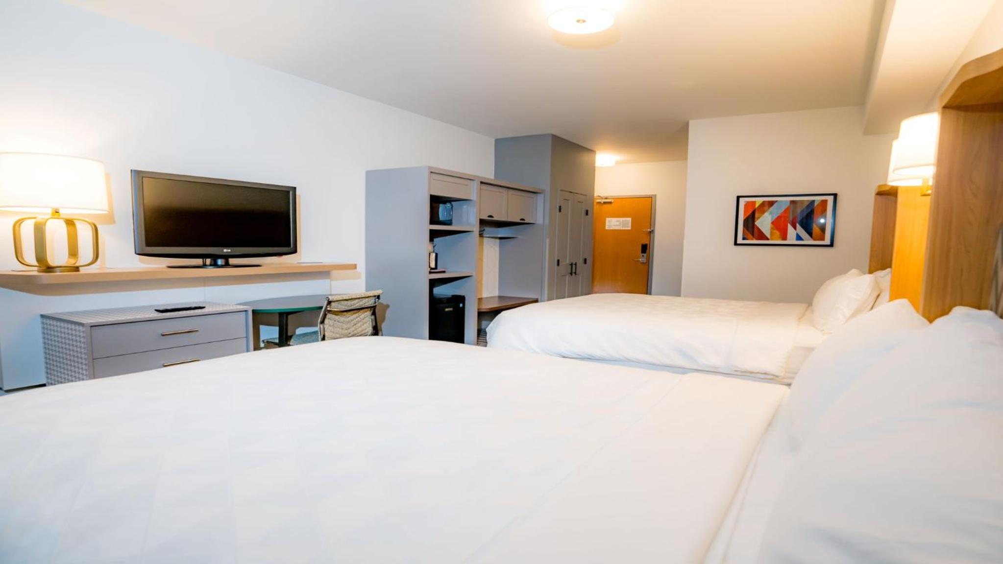 Standard Queen Room with Two Queen Beds and View - Photo 1