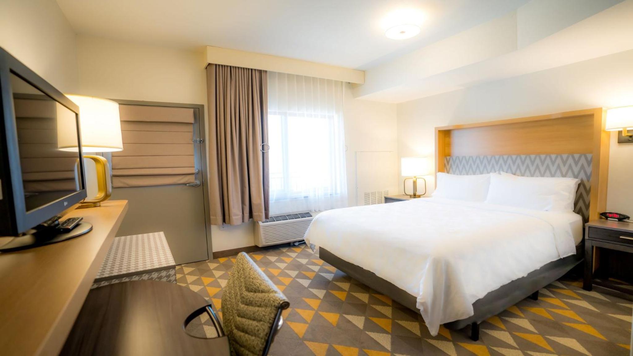 Standard King Room with Mountain View - Photo 4