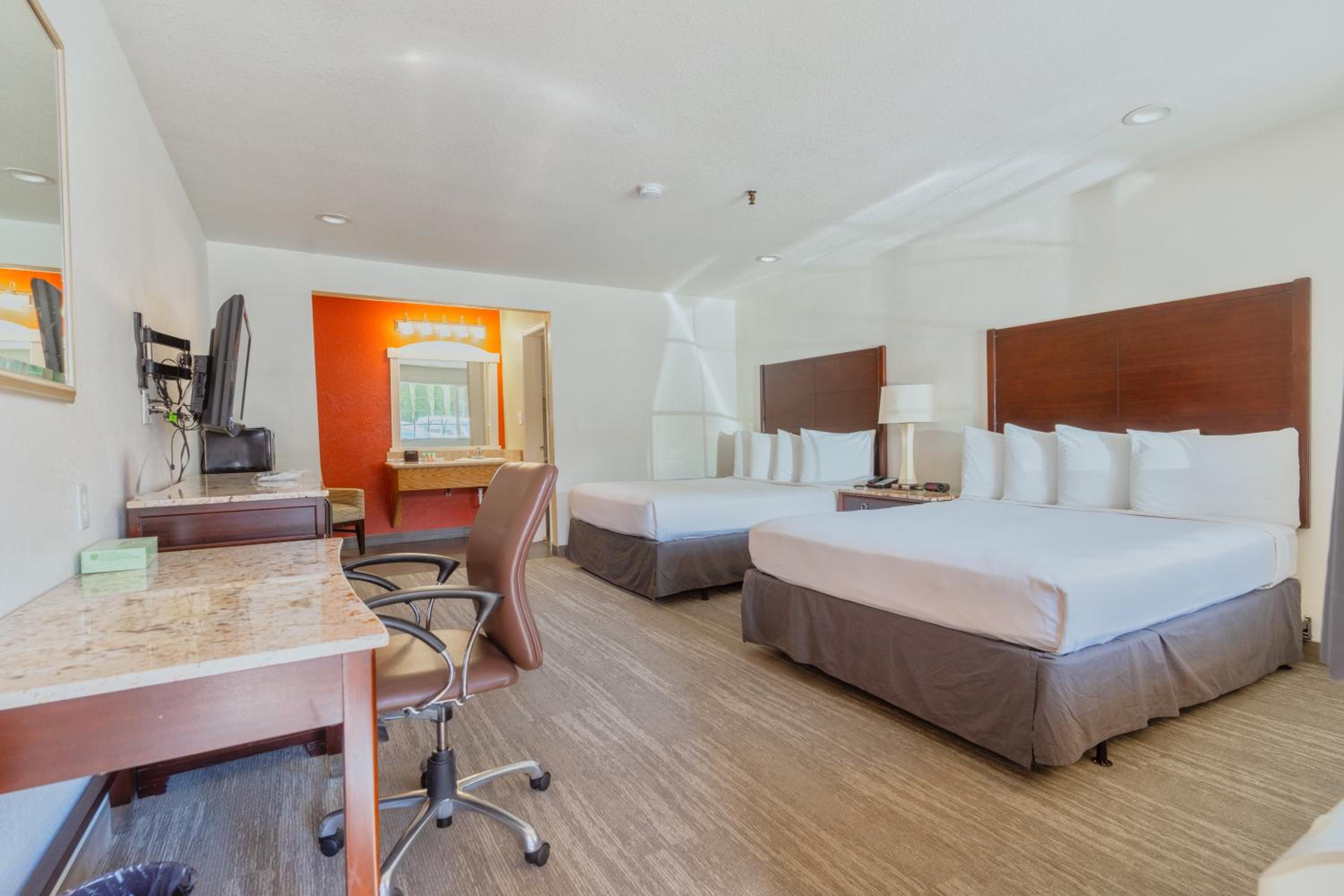 Standard Queen Room with Two Queen Beds photo 1