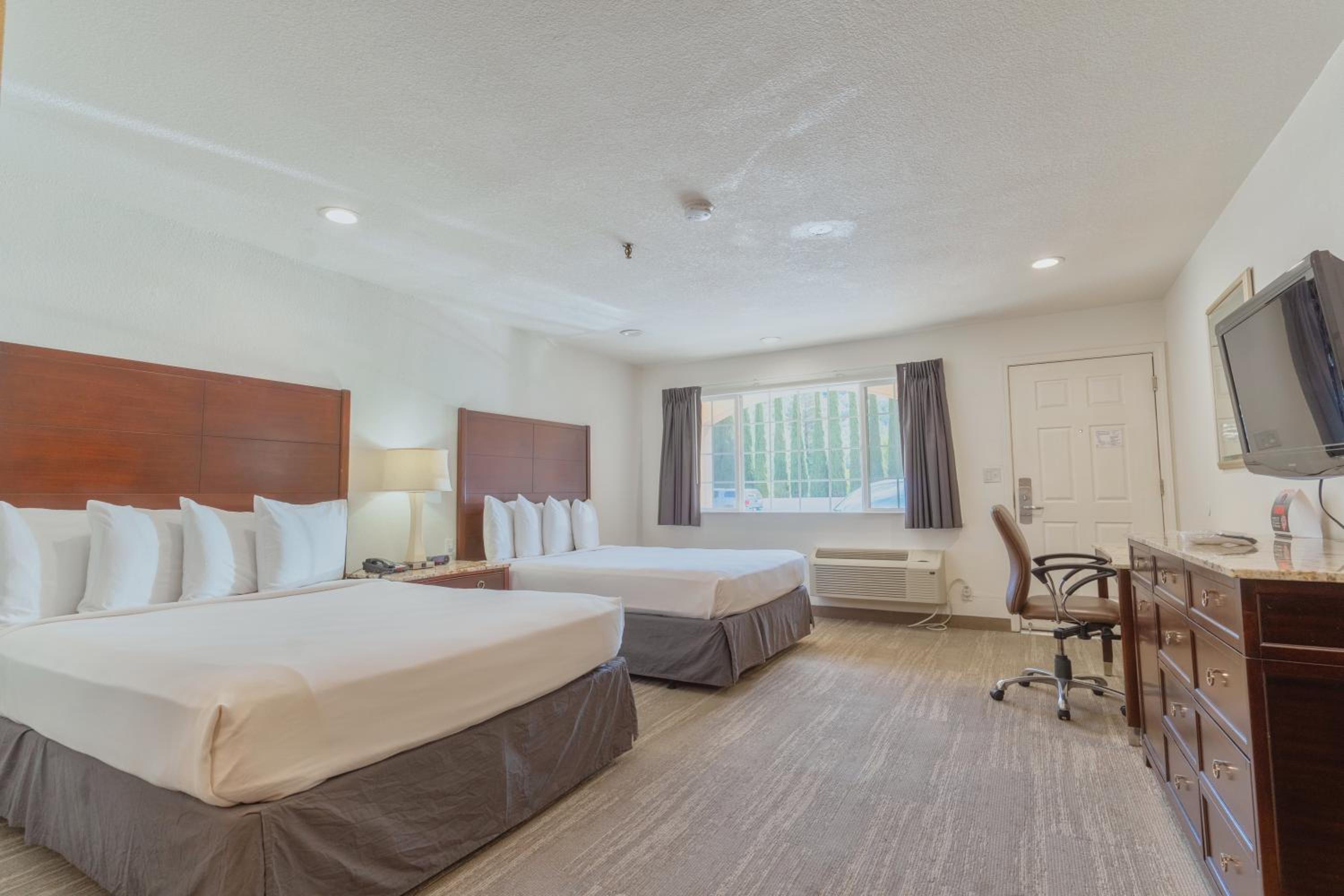 Standard Queen Room with Two Queen Beds photo 3