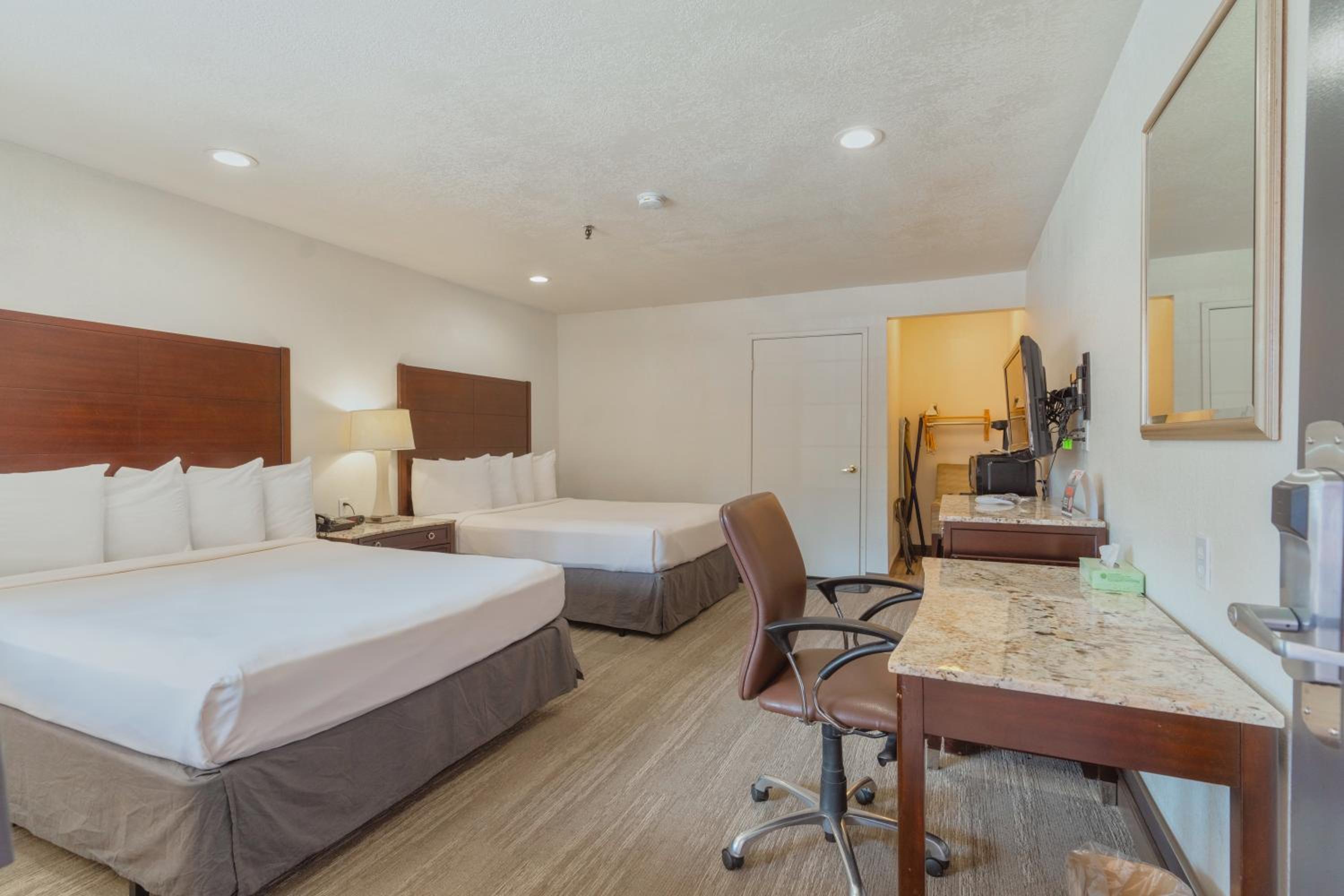 Standard Queen Room with Two Queen Beds photo 3