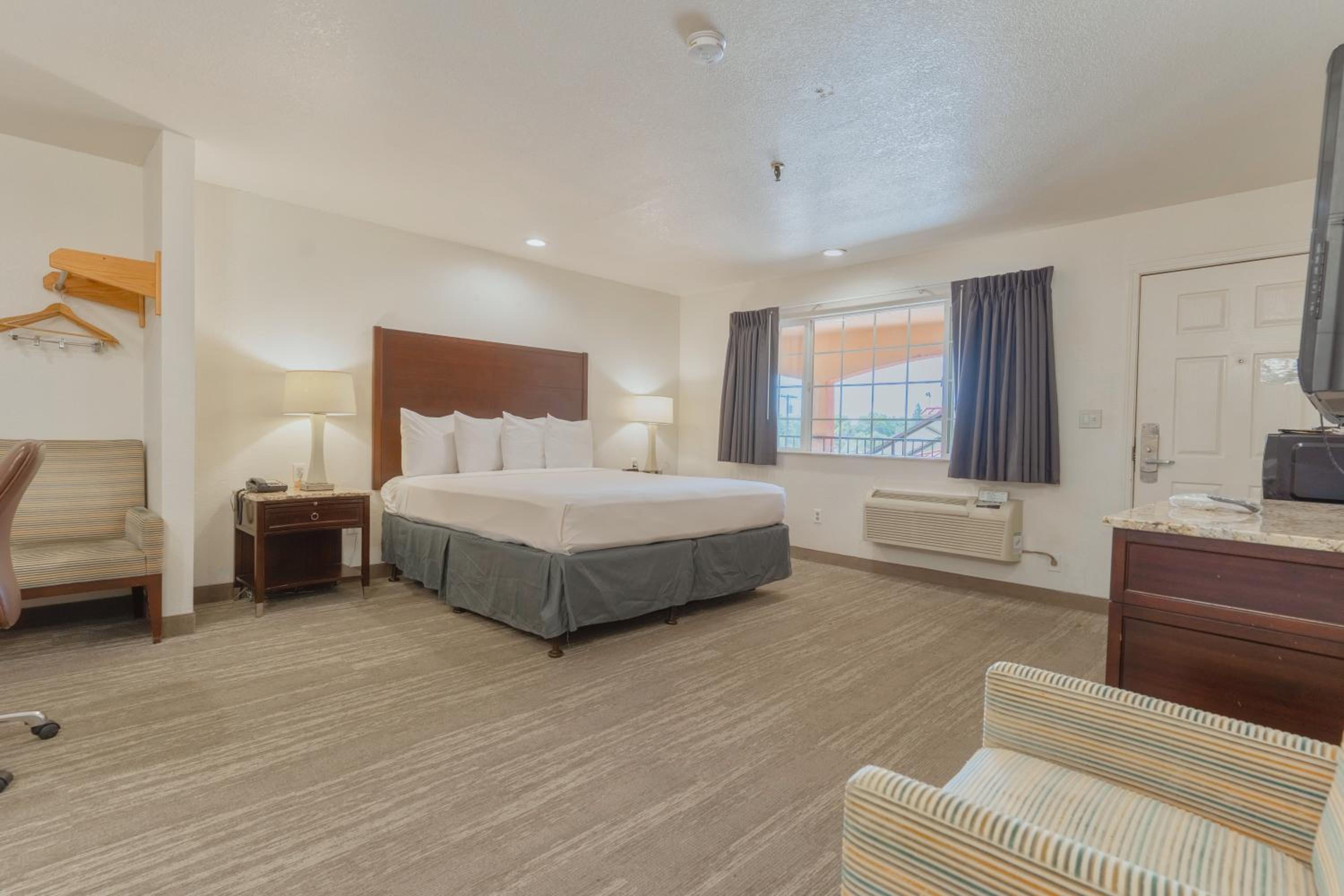 Standard King Room photo 1