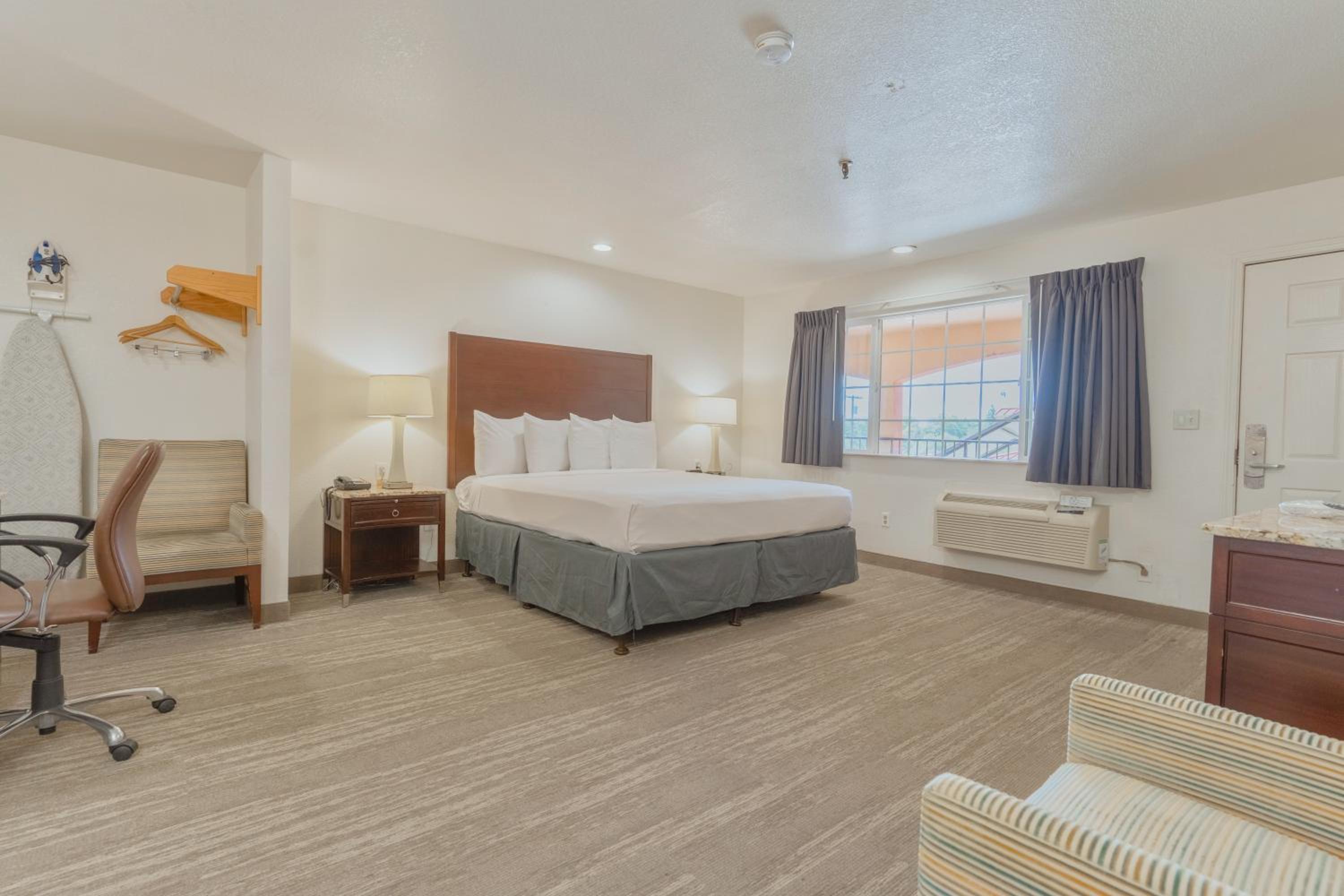 Standard King Room photo 2