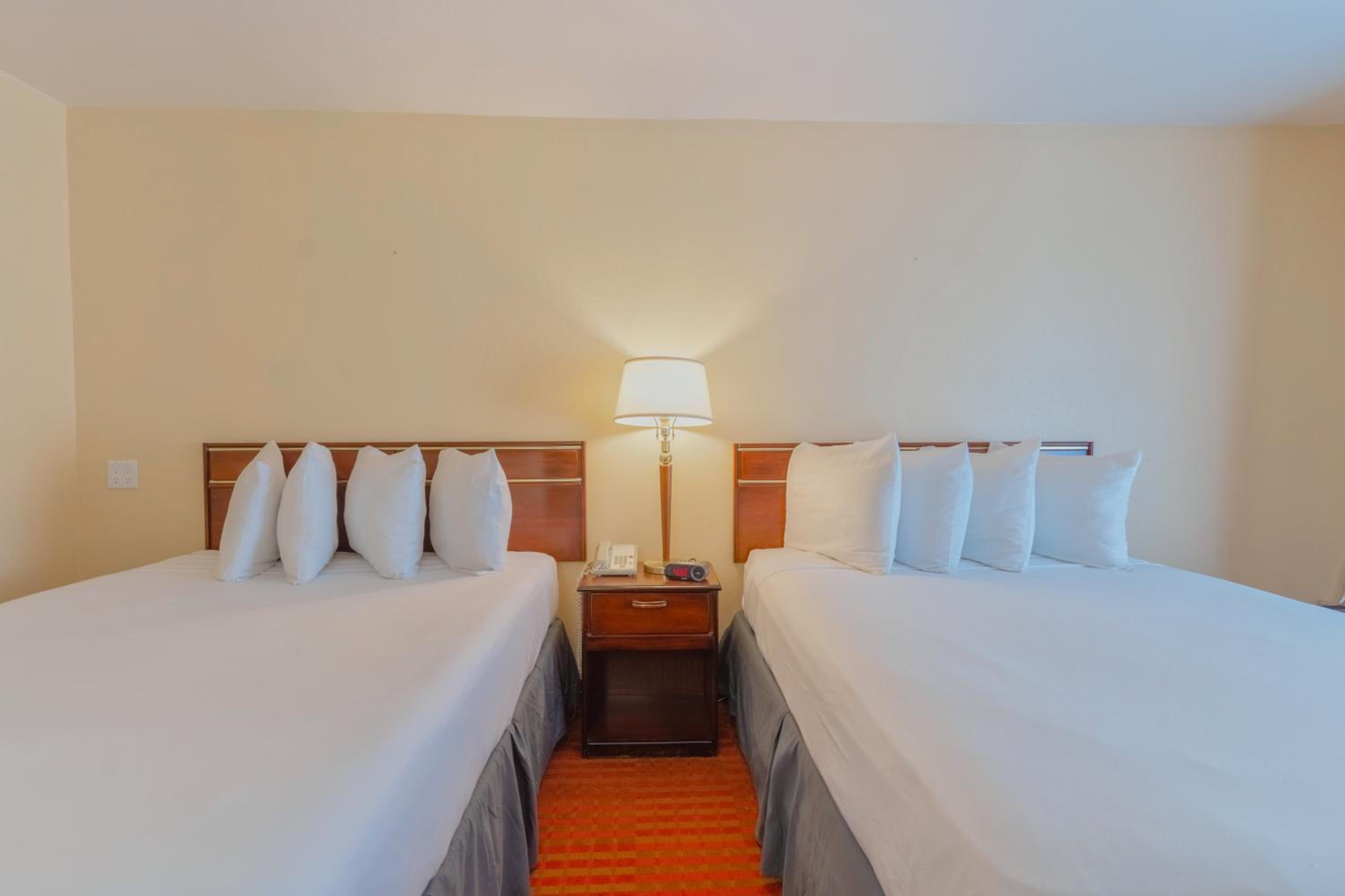 Queen Room with Two Queen Beds - Photo 4