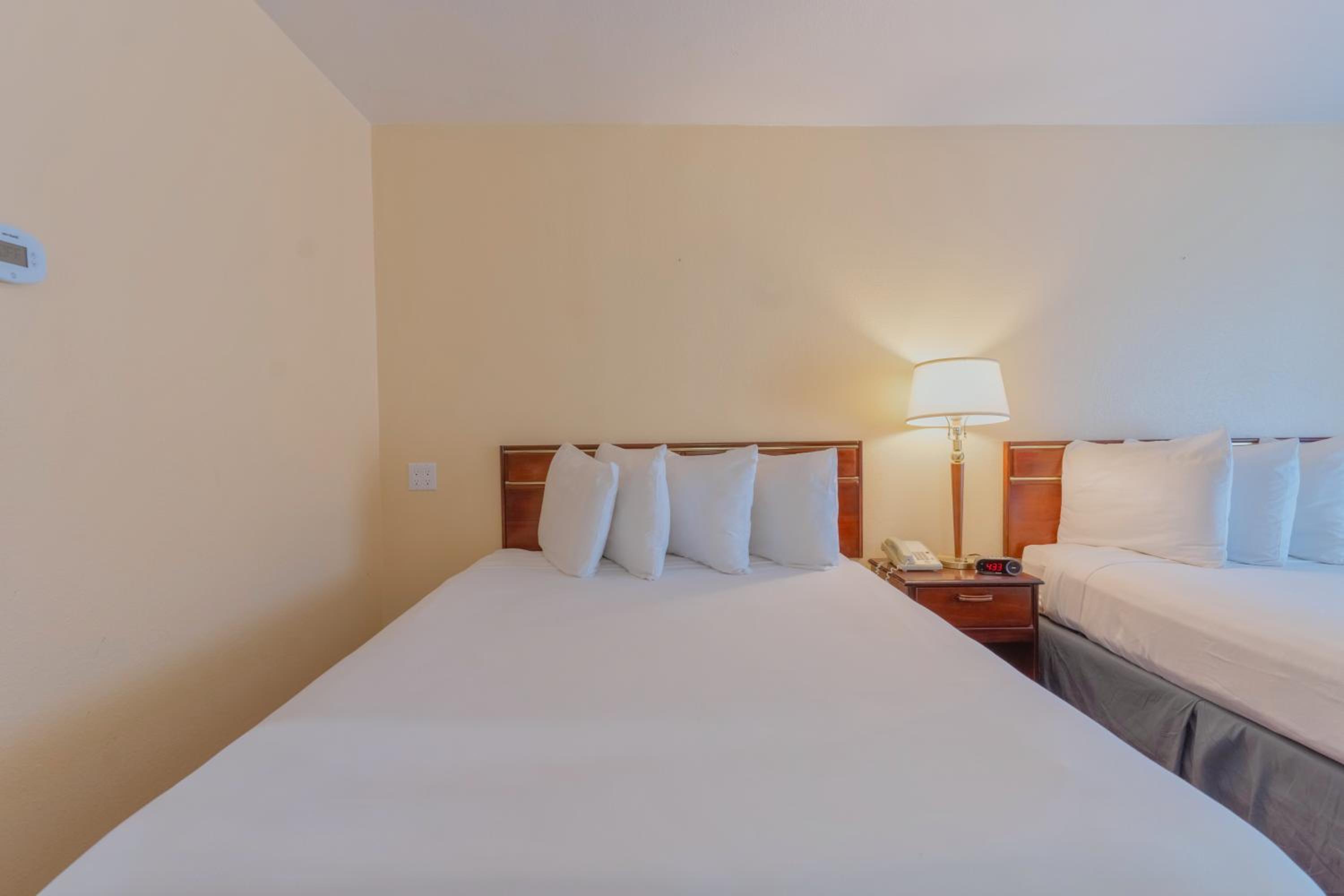 Queen Room with Two Queen Beds - Photo 5