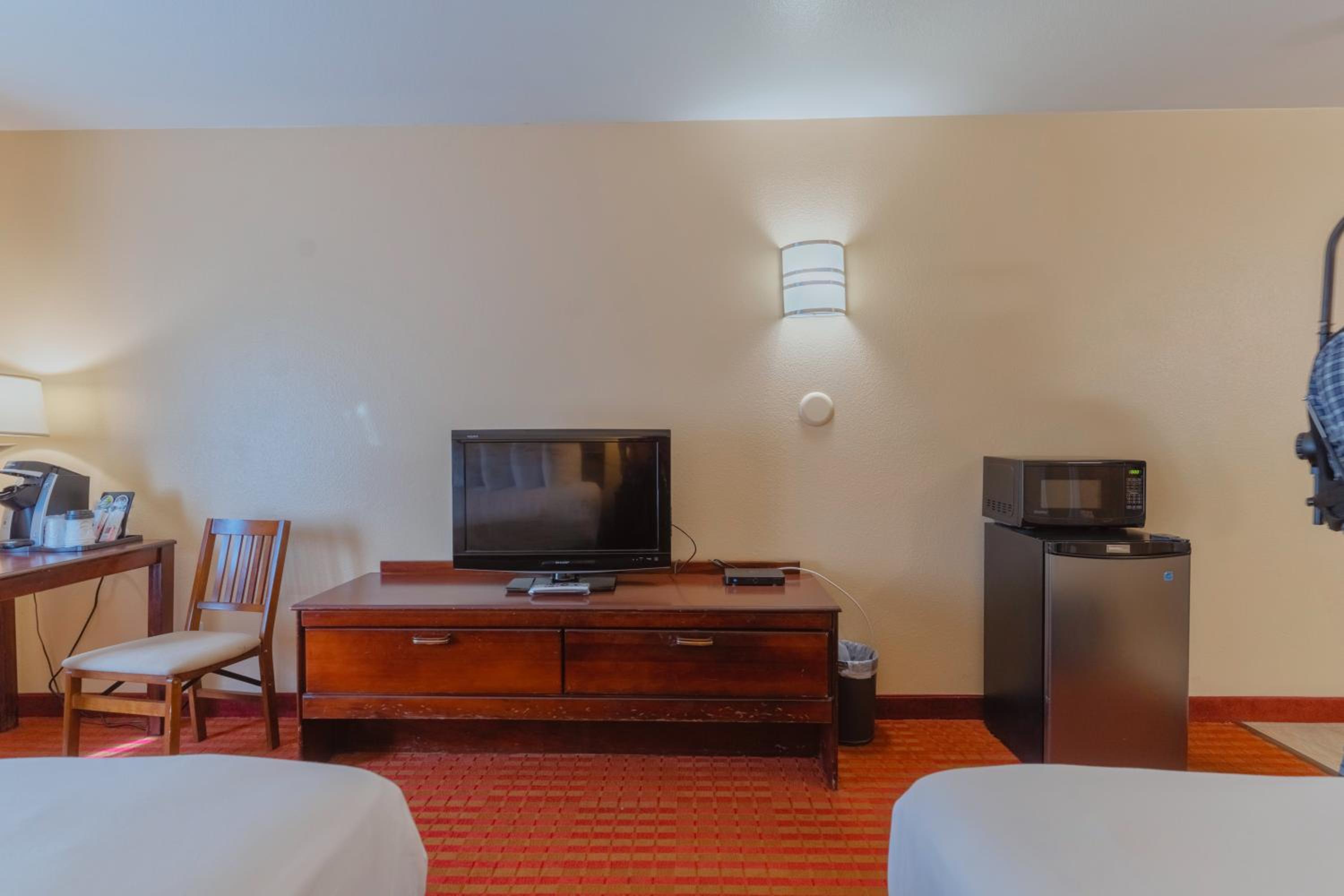 Queen Room with Two Queen Beds - Photo 7