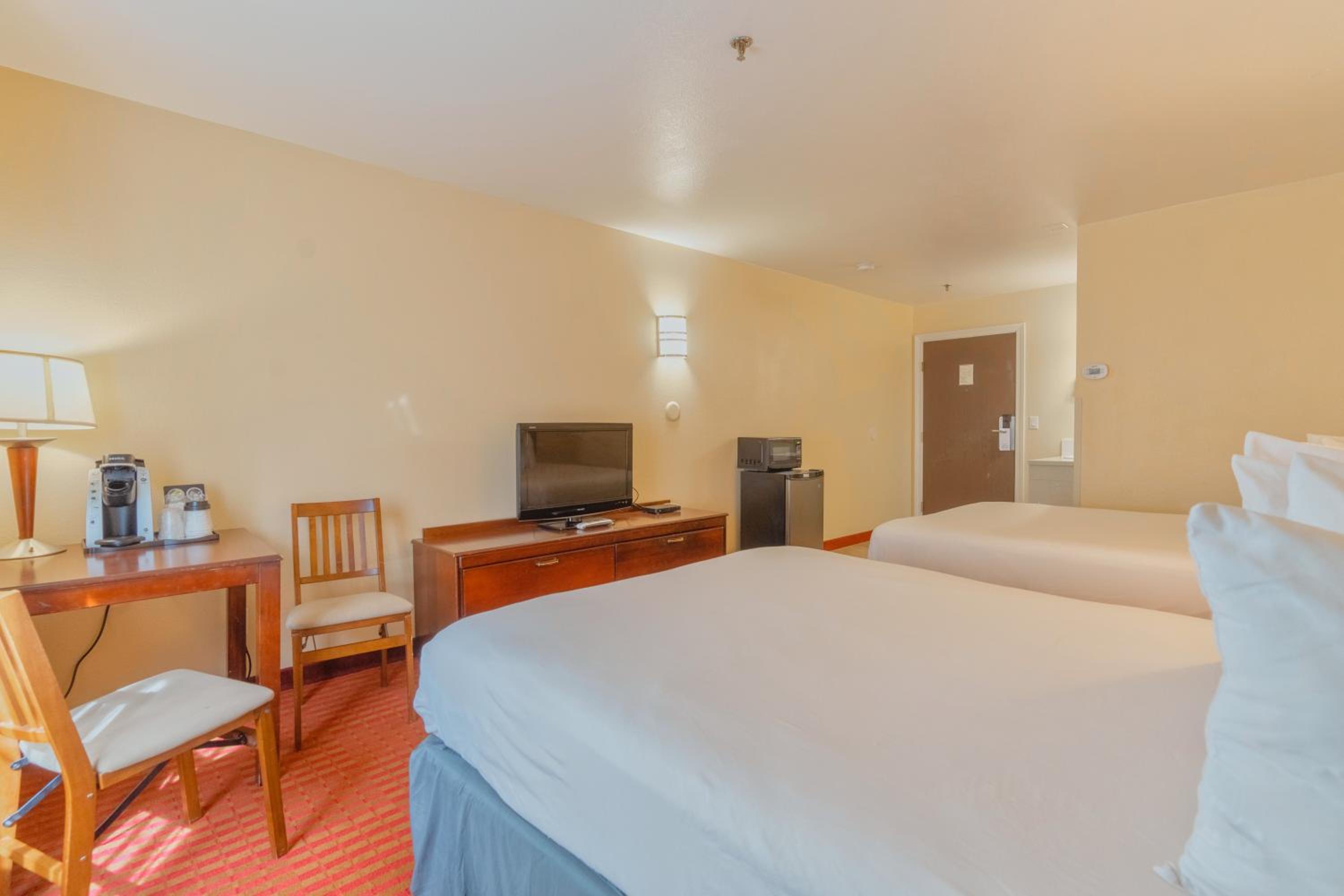 Queen Room with Two Queen Beds - Photo 3