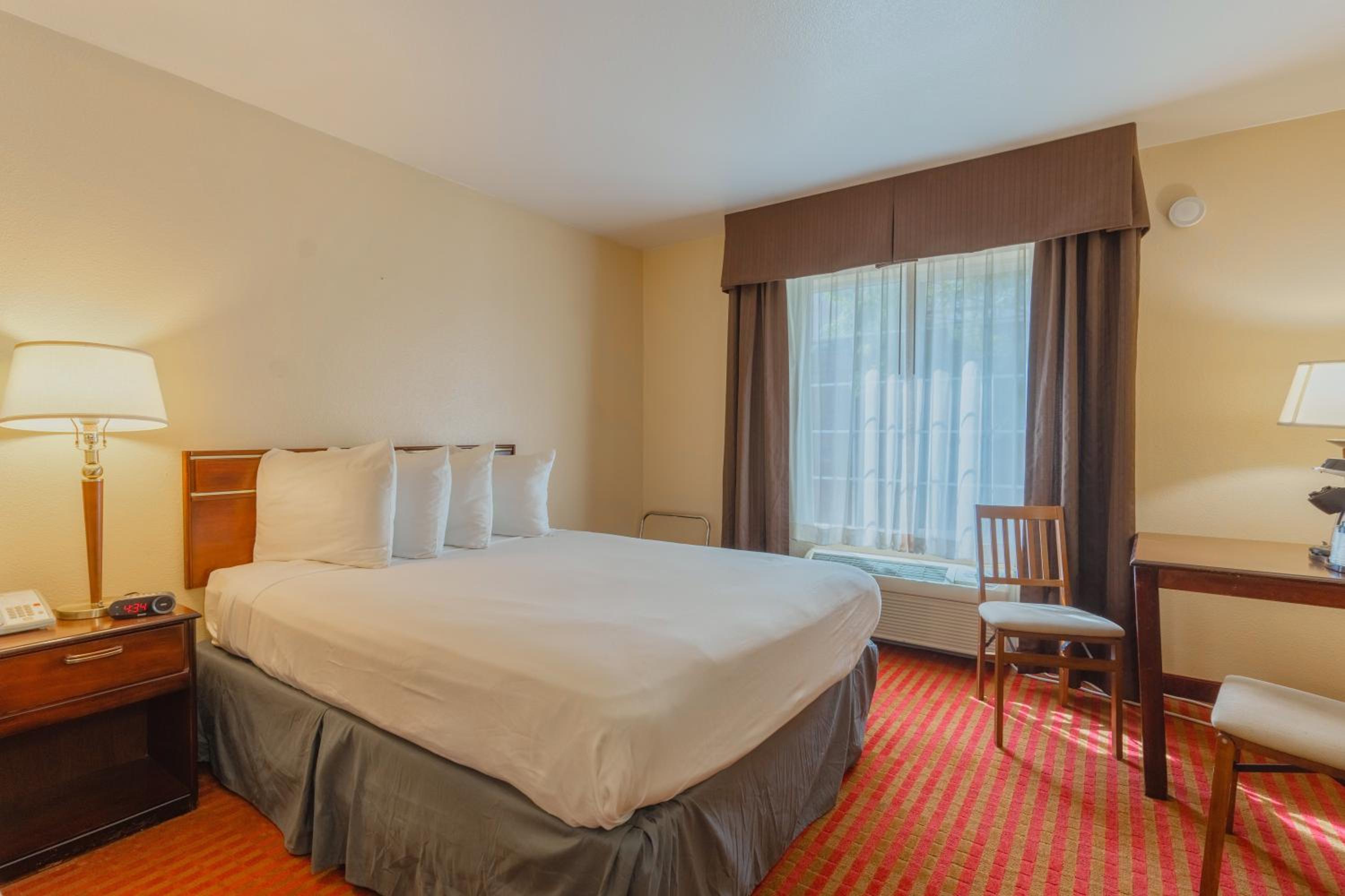 Queen Room with Two Queen Beds - Photo 2