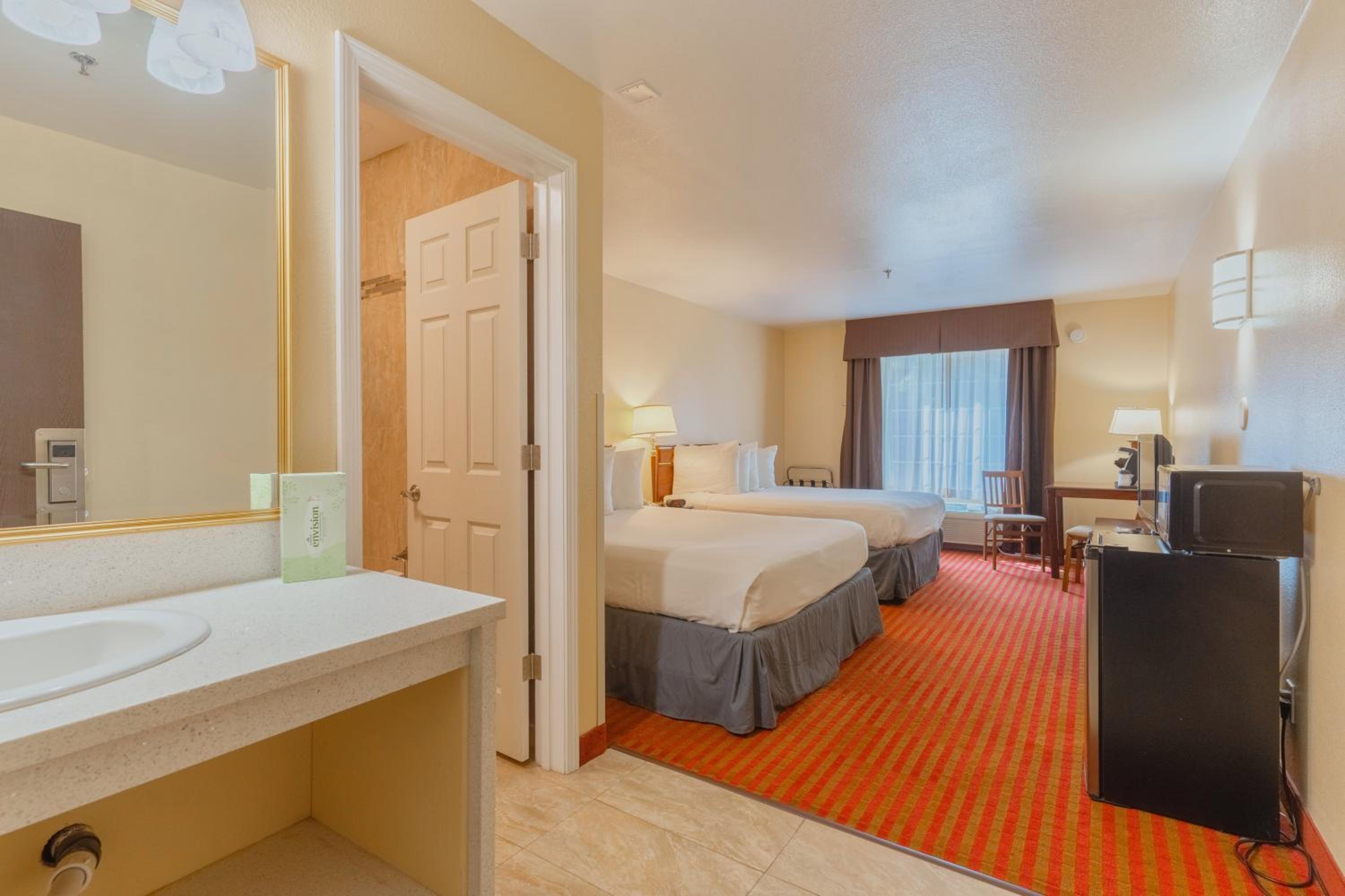Queen Room with Two Queen Beds - Photo 6