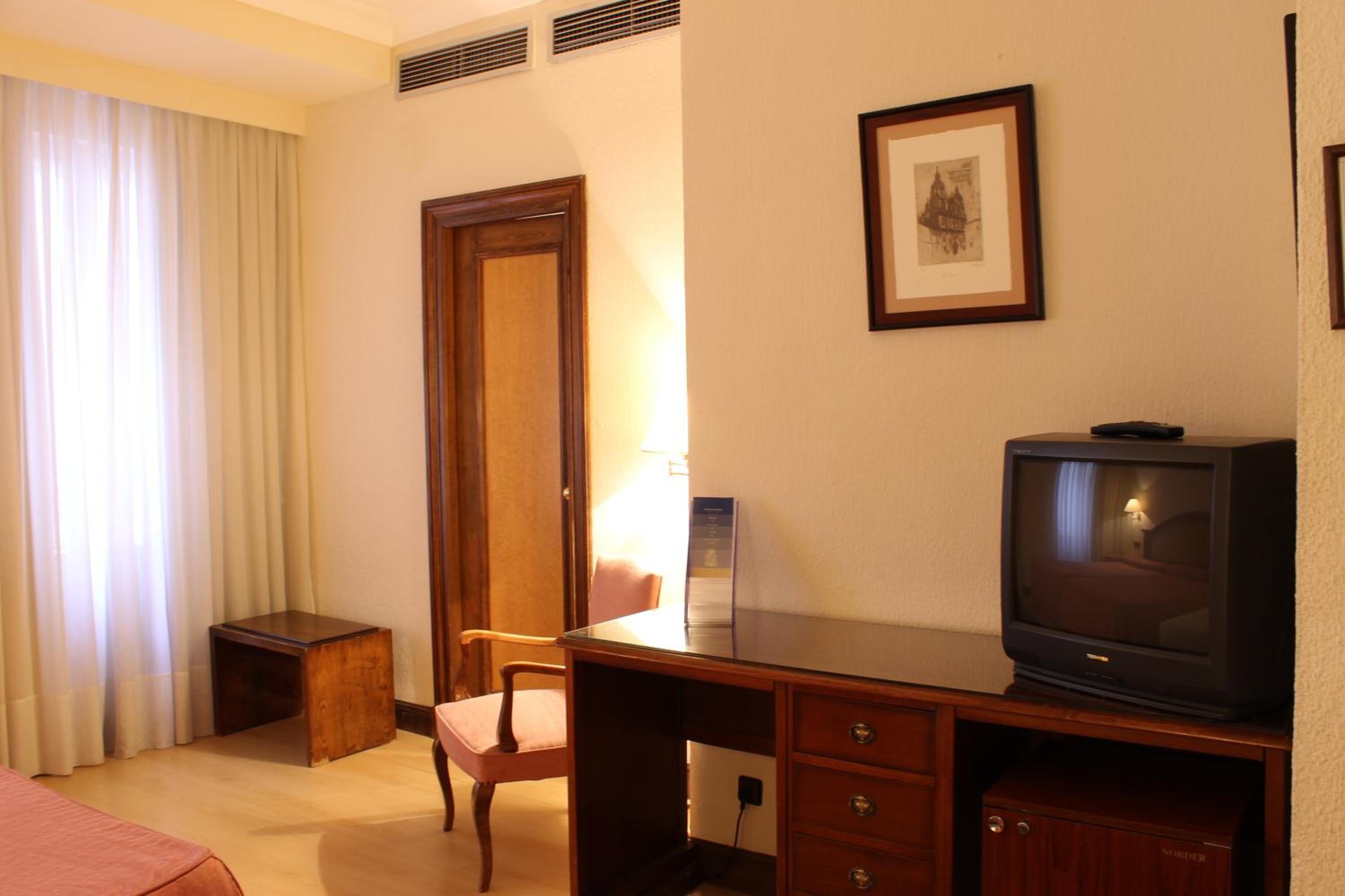 Habitación Doble con Cama Supletoria (2 Adultos + 1 Niño)