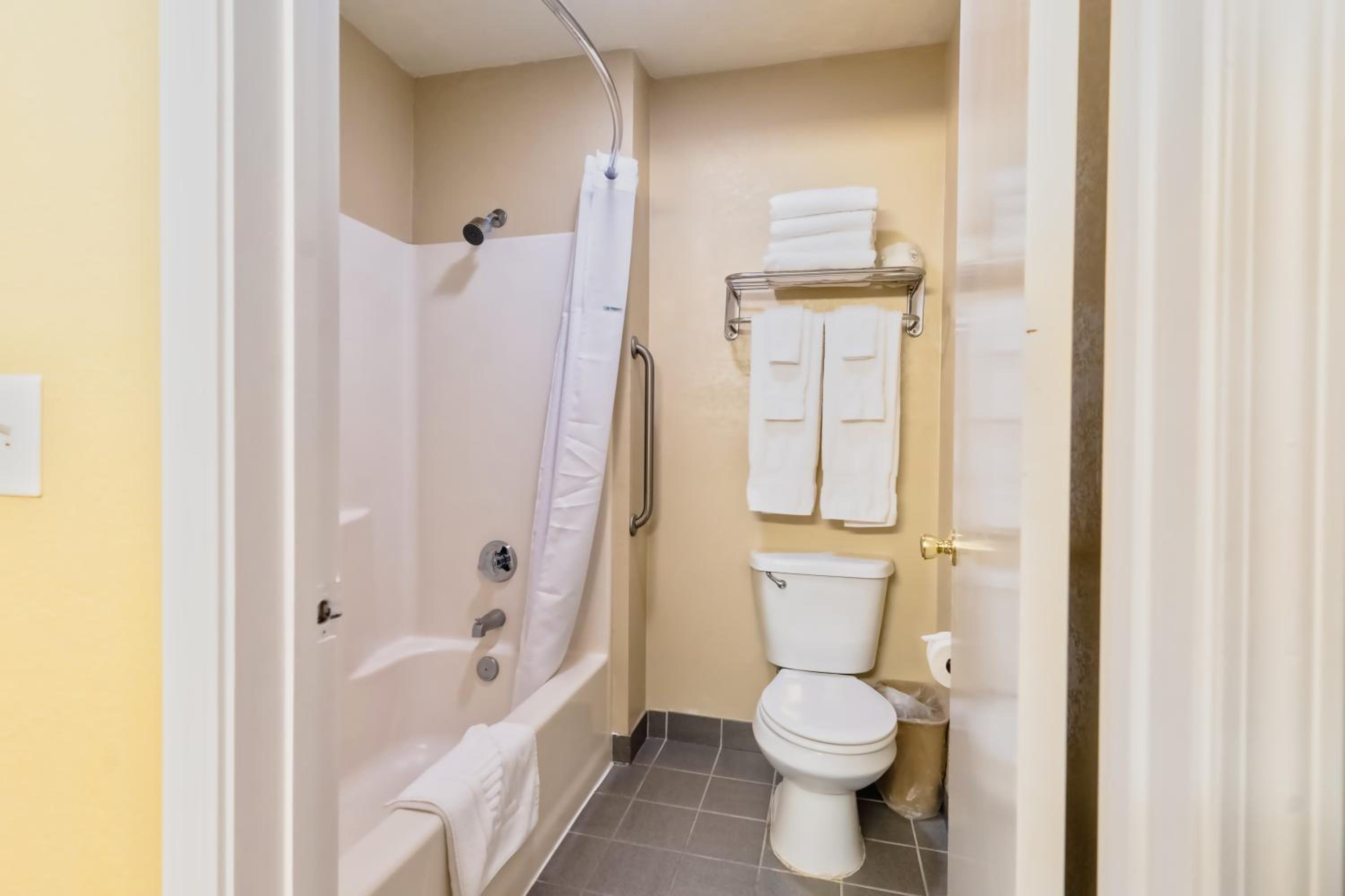 Deluxe Queen Room - Photo 11