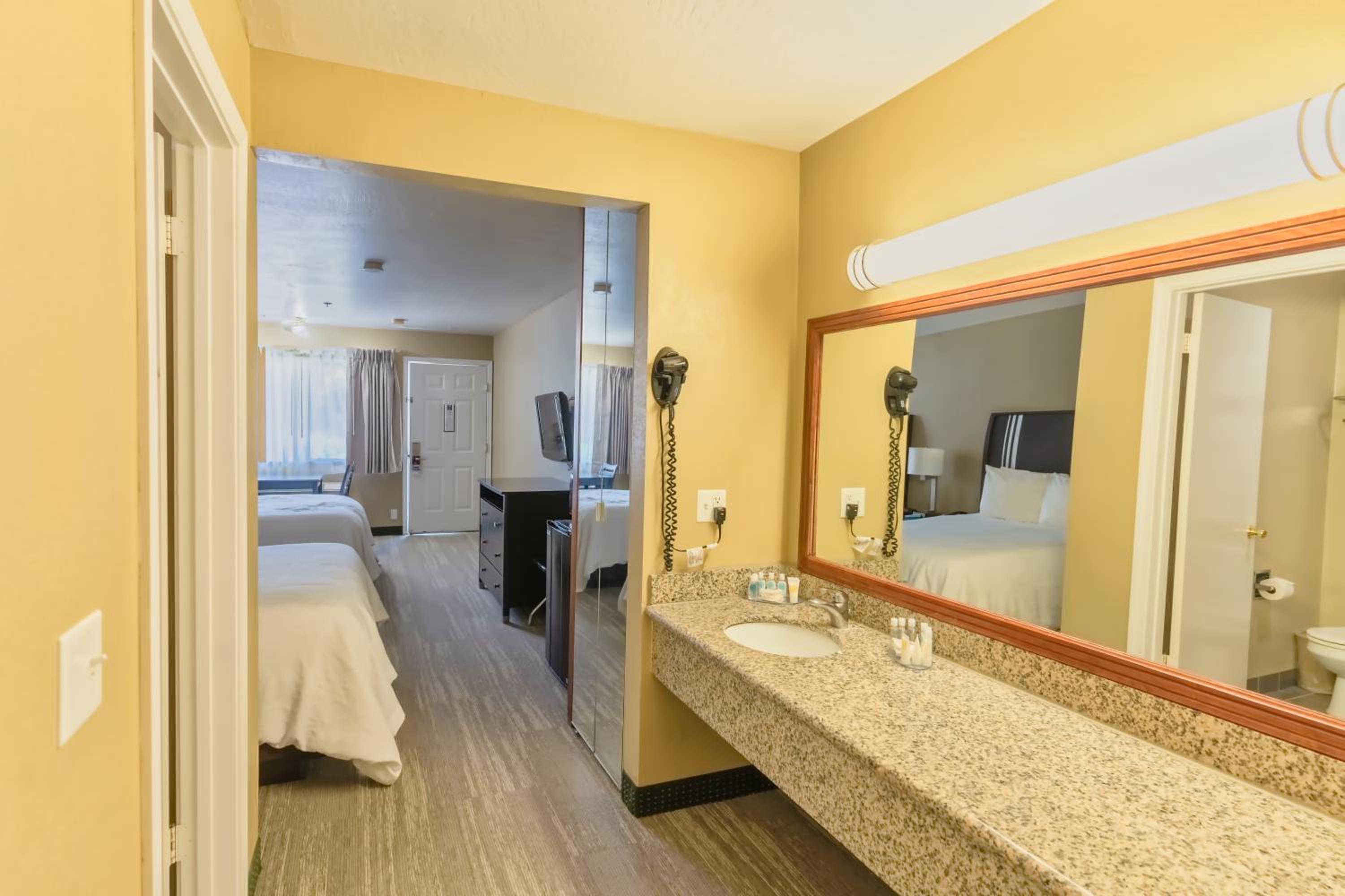 Deluxe Queen Room - Photo 4