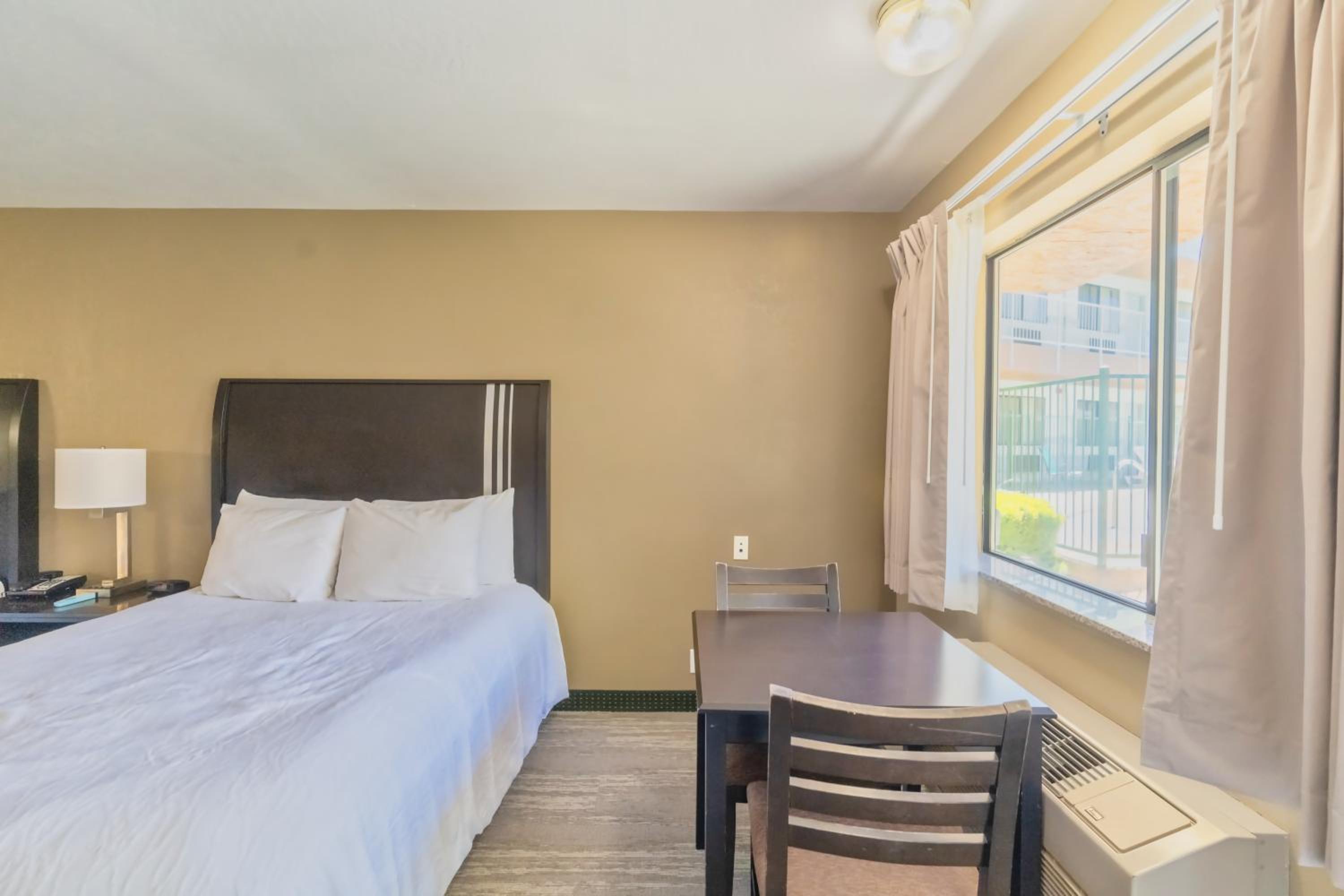 Deluxe Queen Room - Photo 12
