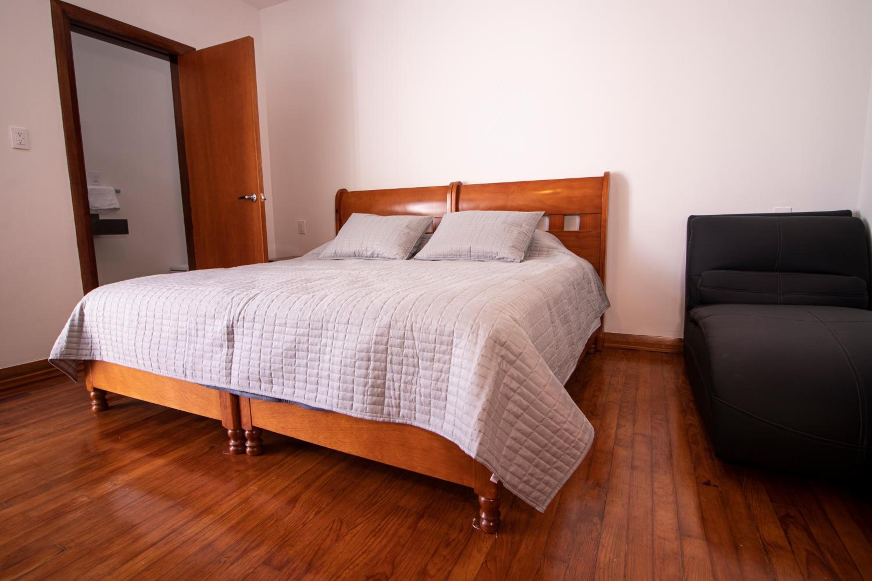 Double Room with Balcony - Photo 20