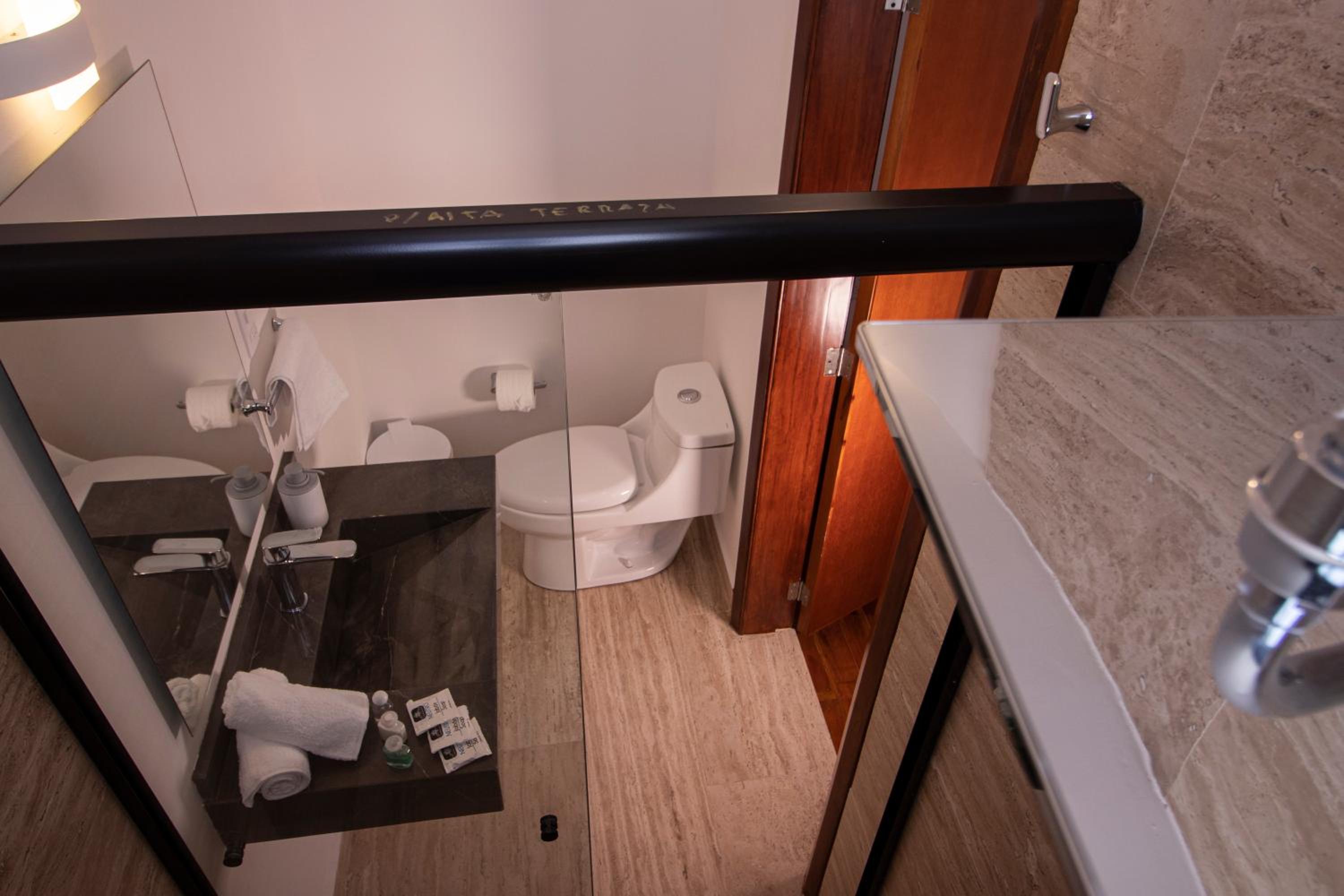 Double Room with Balcony - Photo 15