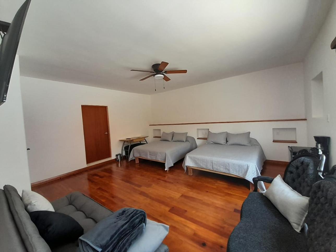 Twin Room with Private Bathroom - Photo 10