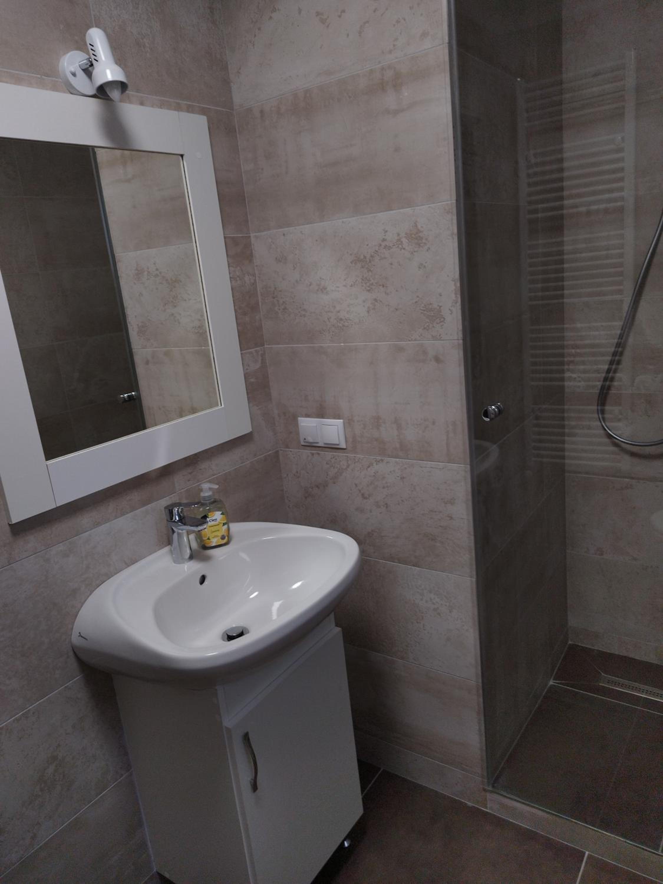 Double Room with Private Bathroom - Photo 8
