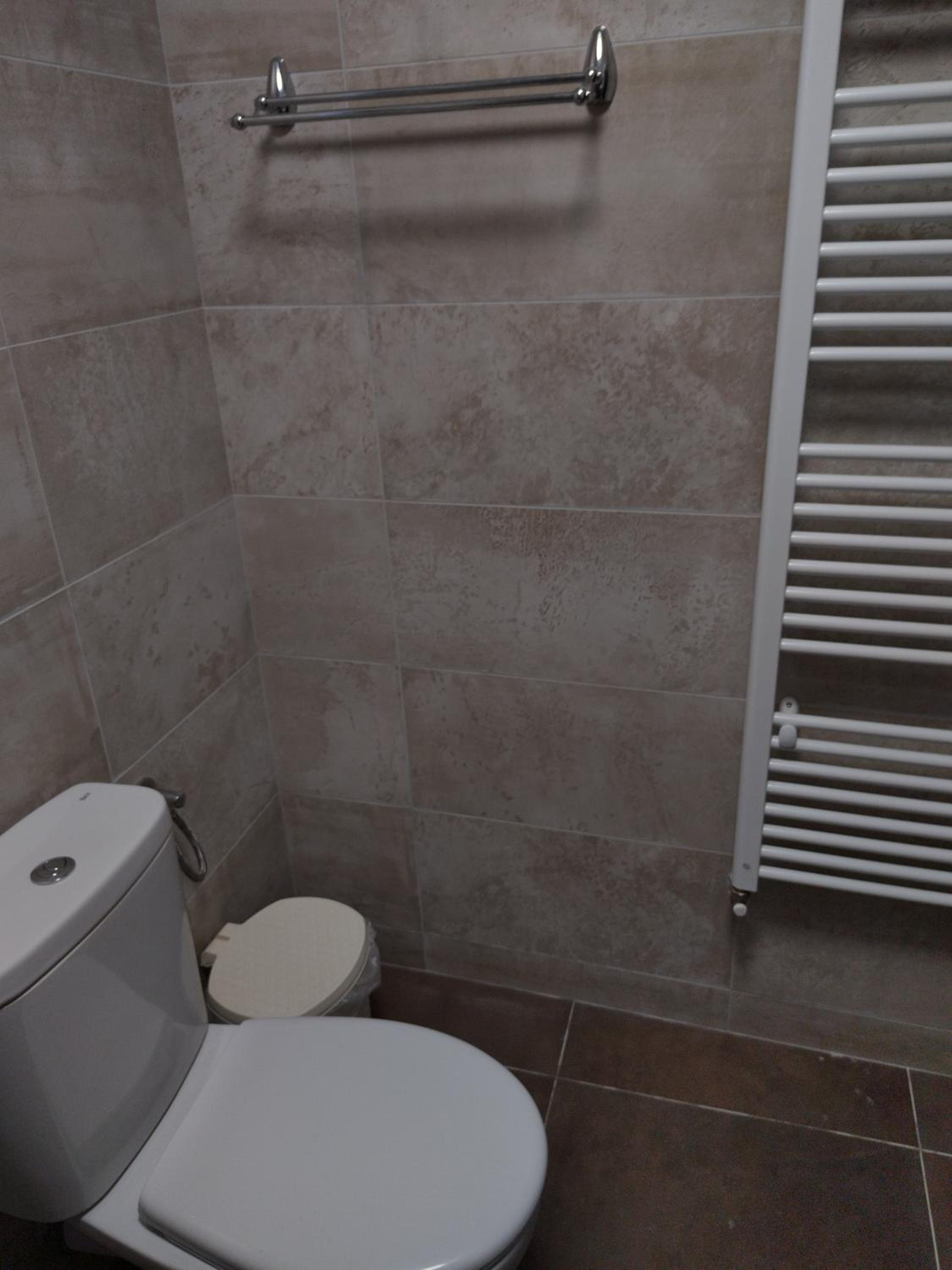 Double Room with Private Bathroom - Photo 13