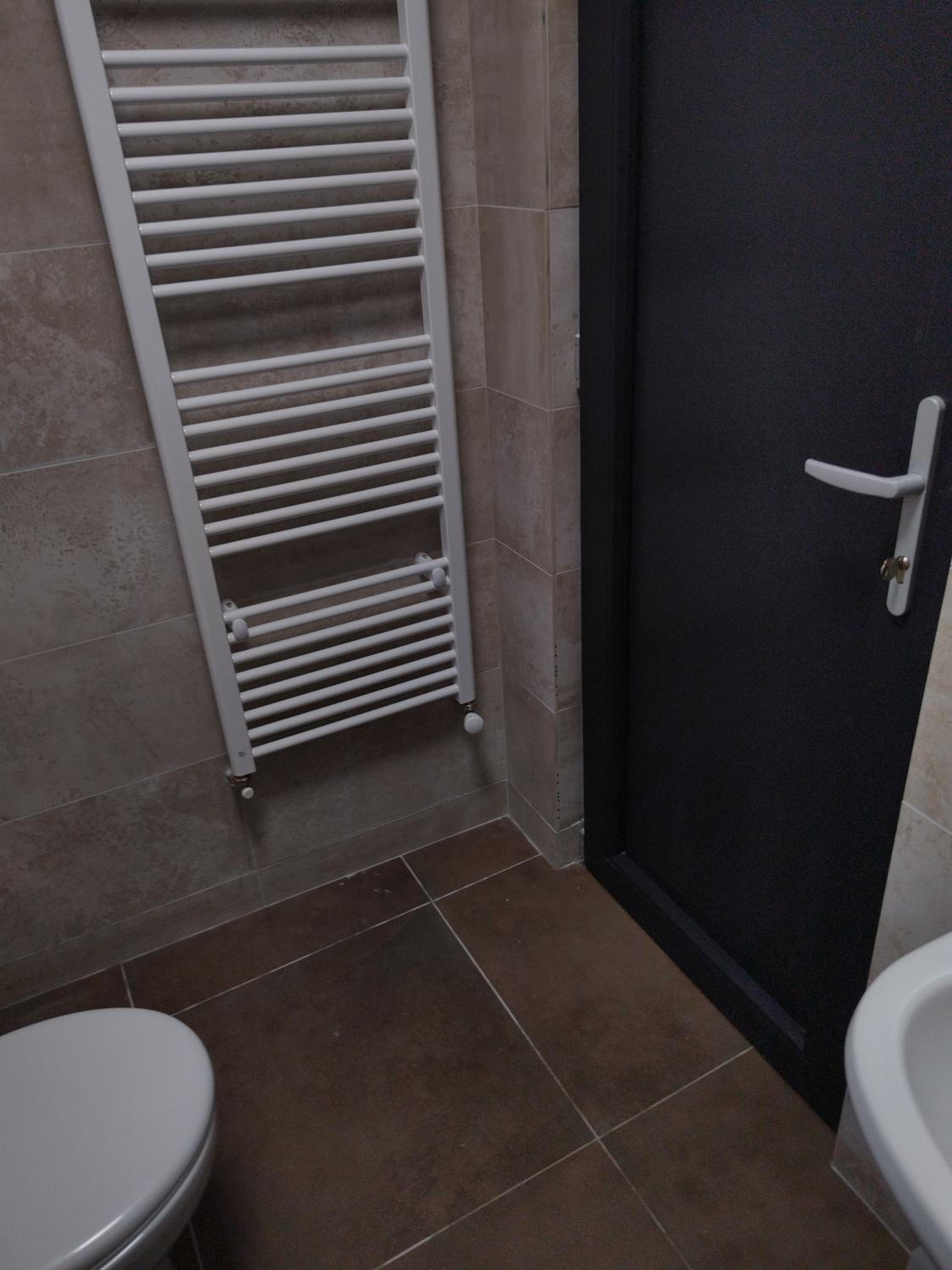 Double Room with Private Bathroom - Photo 10