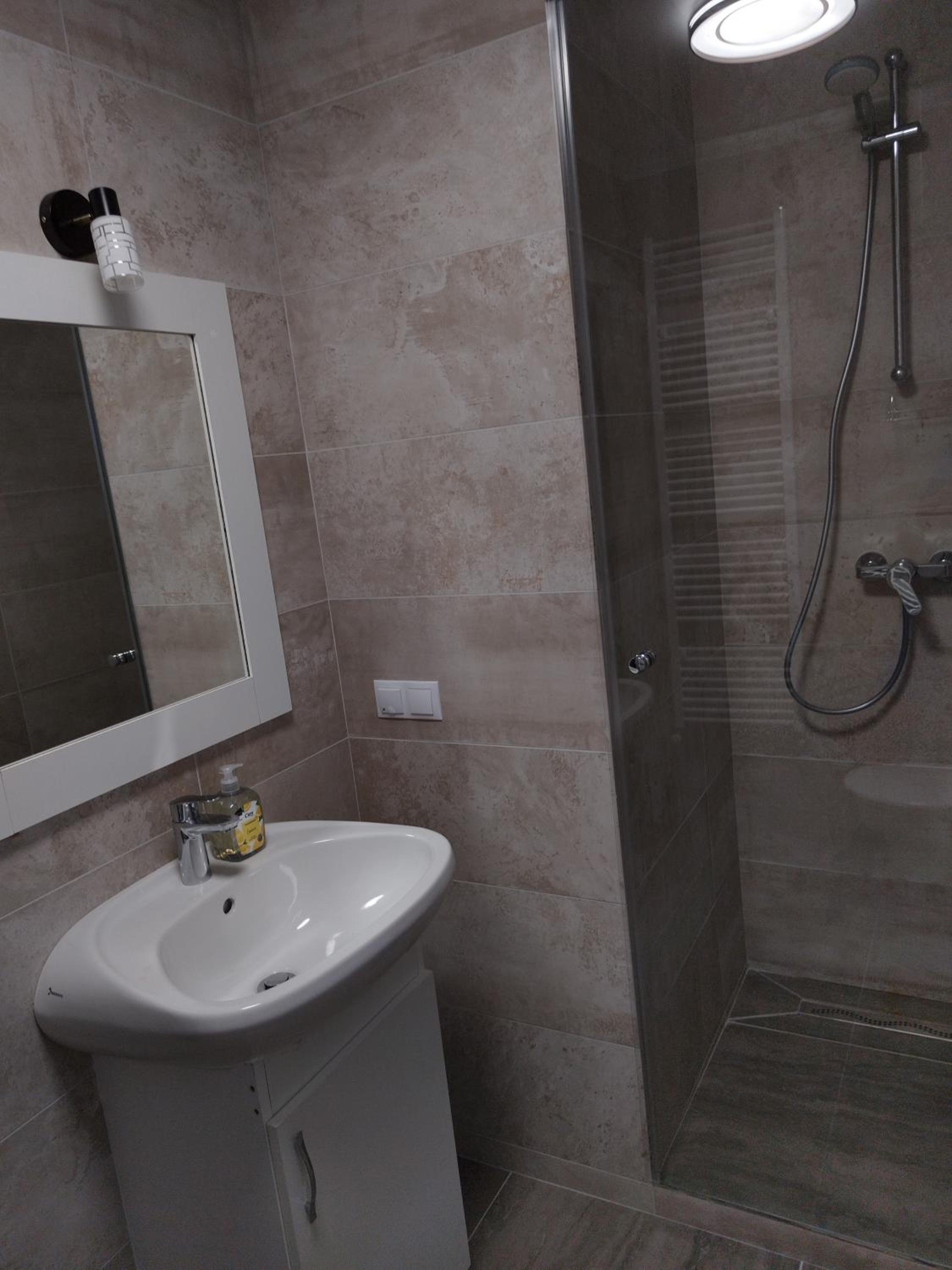 Double Room with Private Bathroom - Photo 11