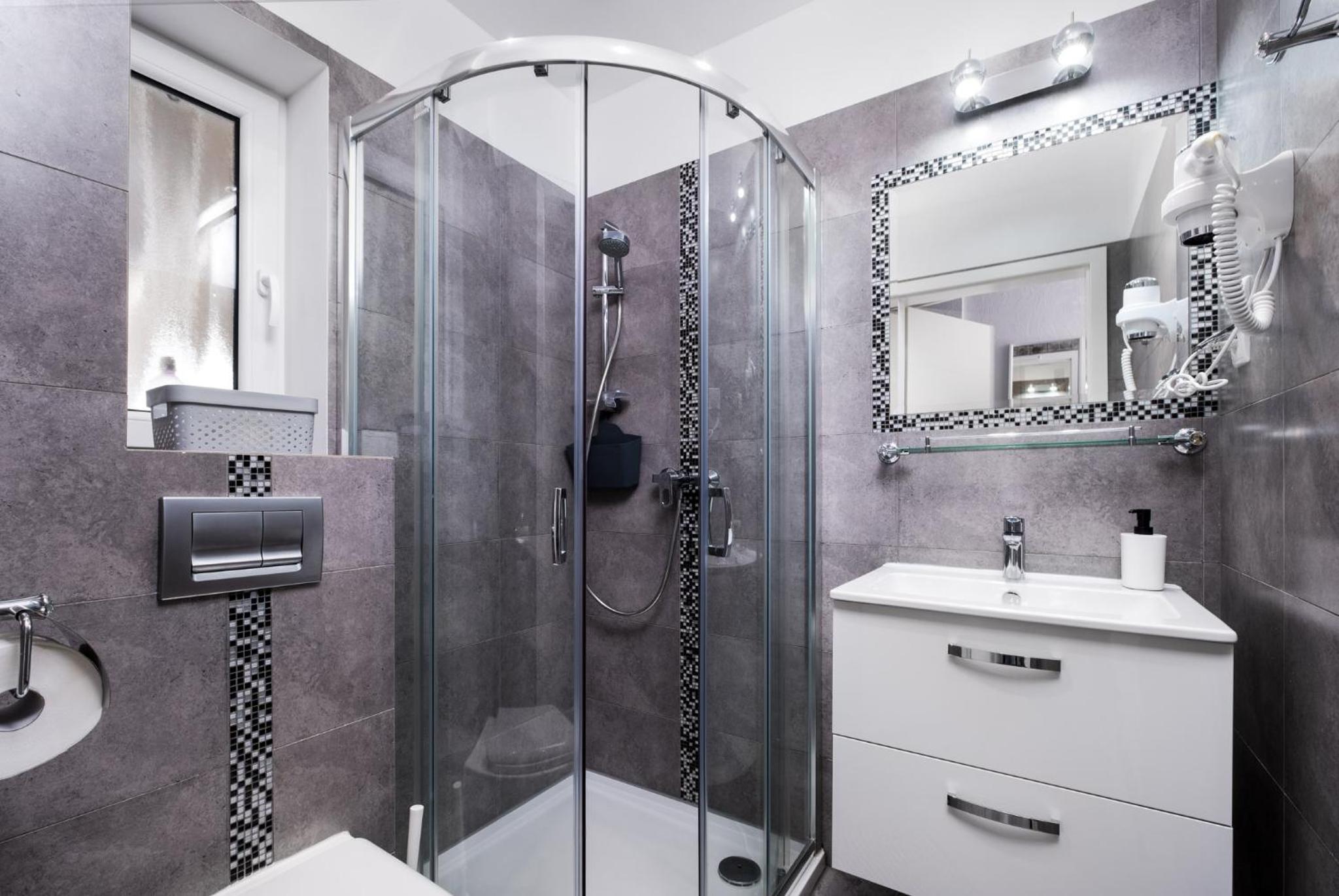 Deluxe Double Room with Balcony - Photo 4