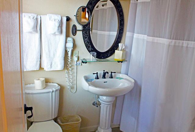 Queen Room photo 2