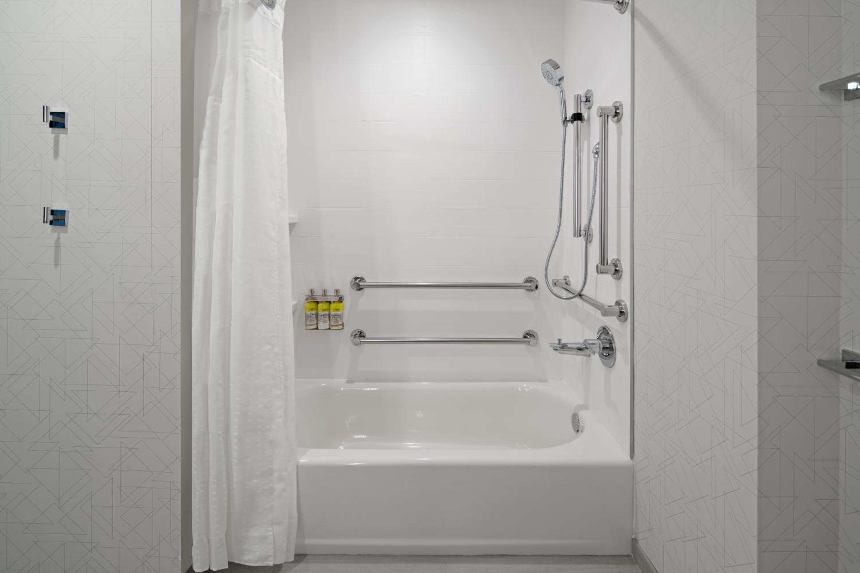 Standard Queen Room with Two Queen Beds and Mobility Accessible Tub photo 3