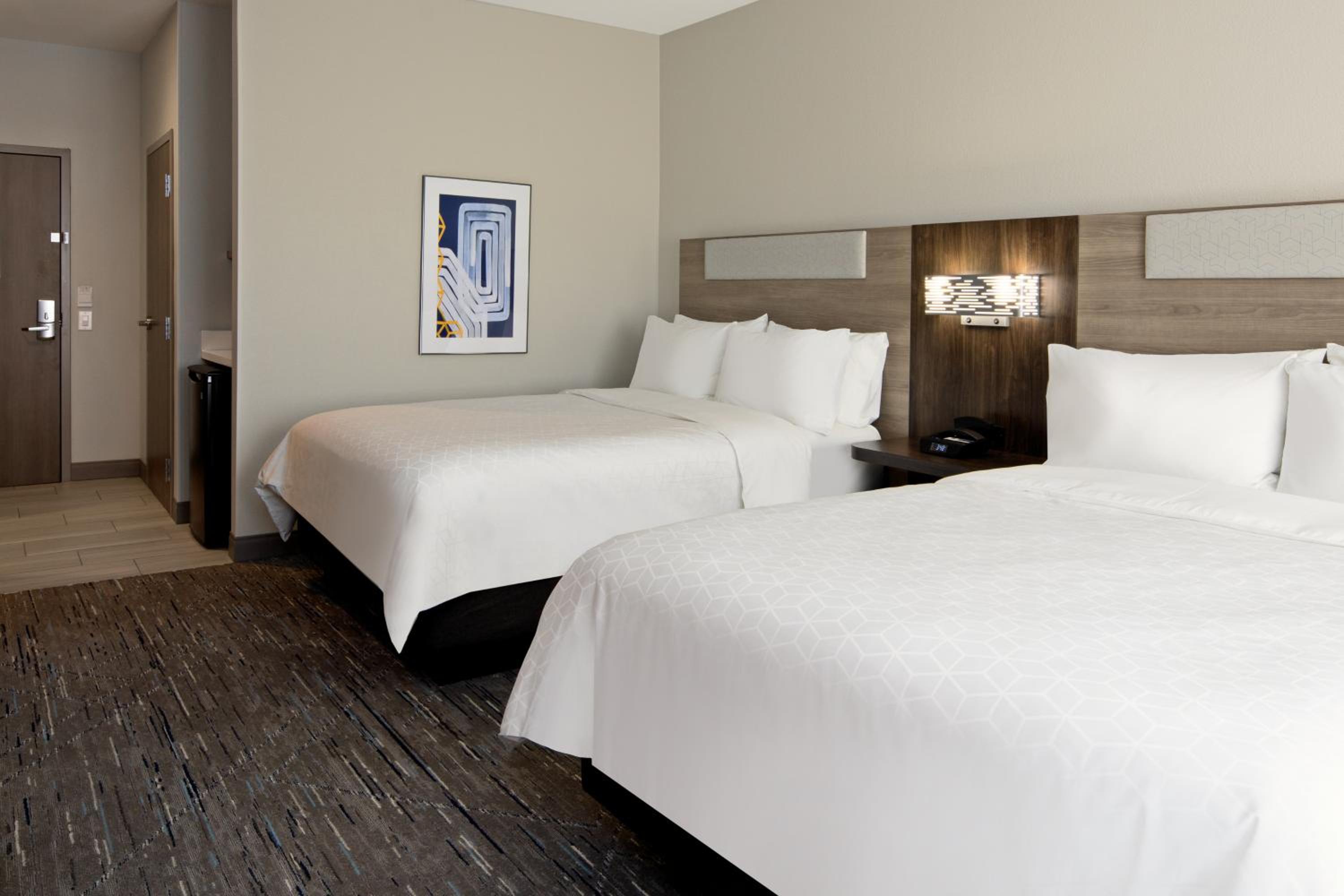 Standard Queen Room with Two Queen Beds and Mobility Accessible Tub photo 1