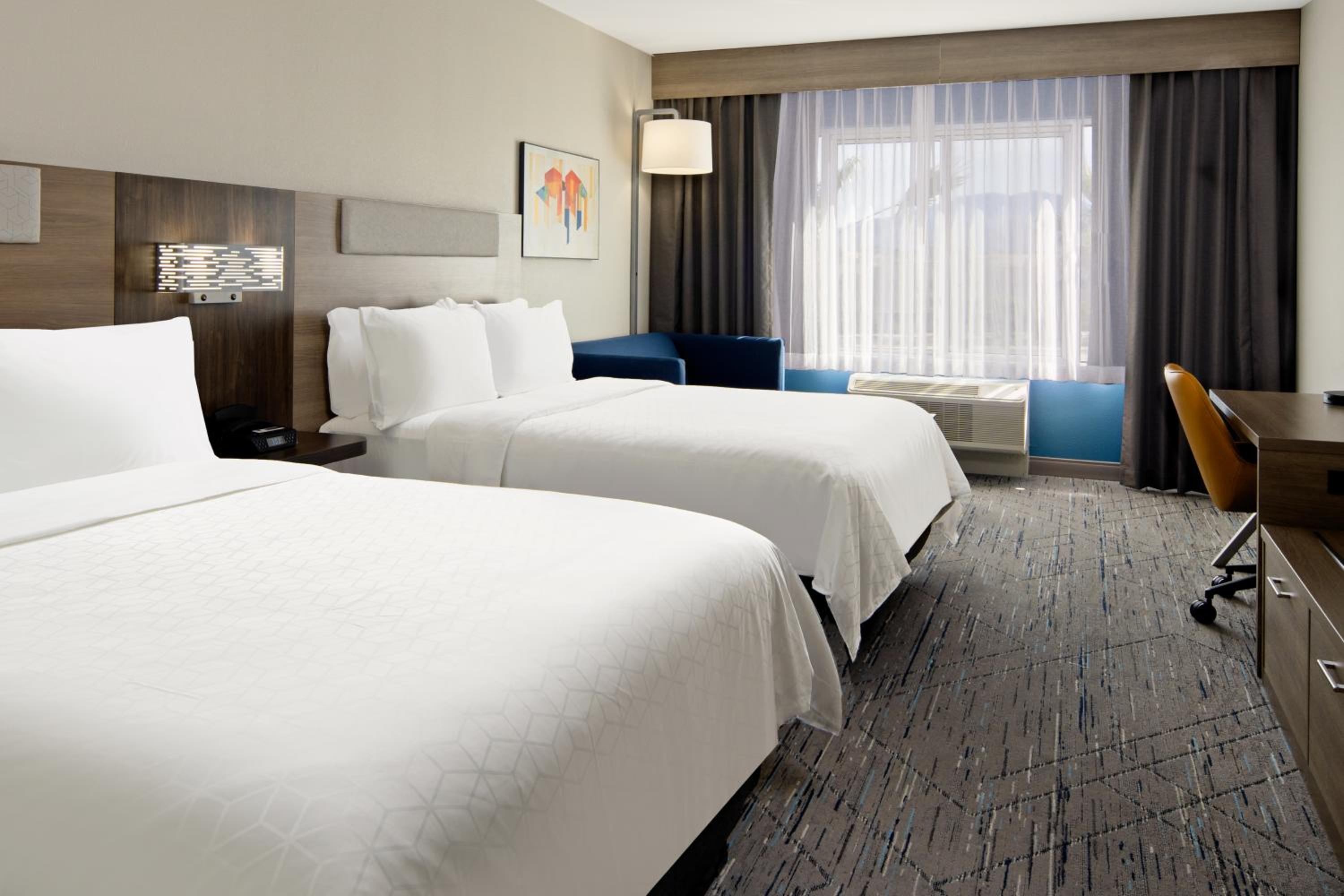 Queen Suite with Two Queen Beds photo 2