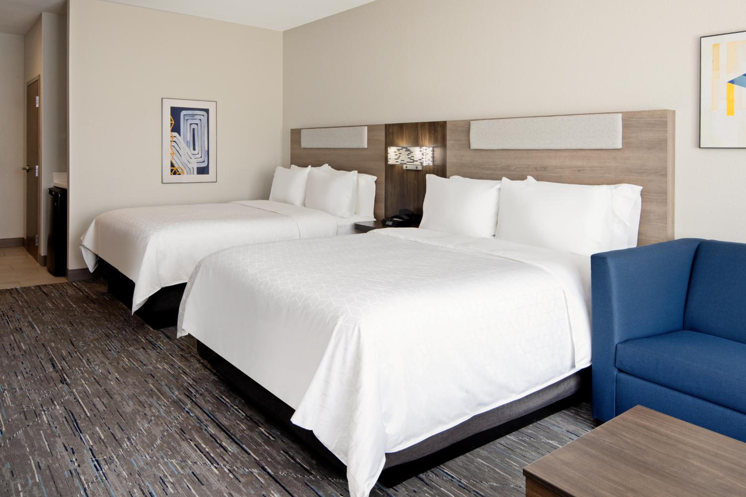 Queen Suite with Two Queen Beds photo 1