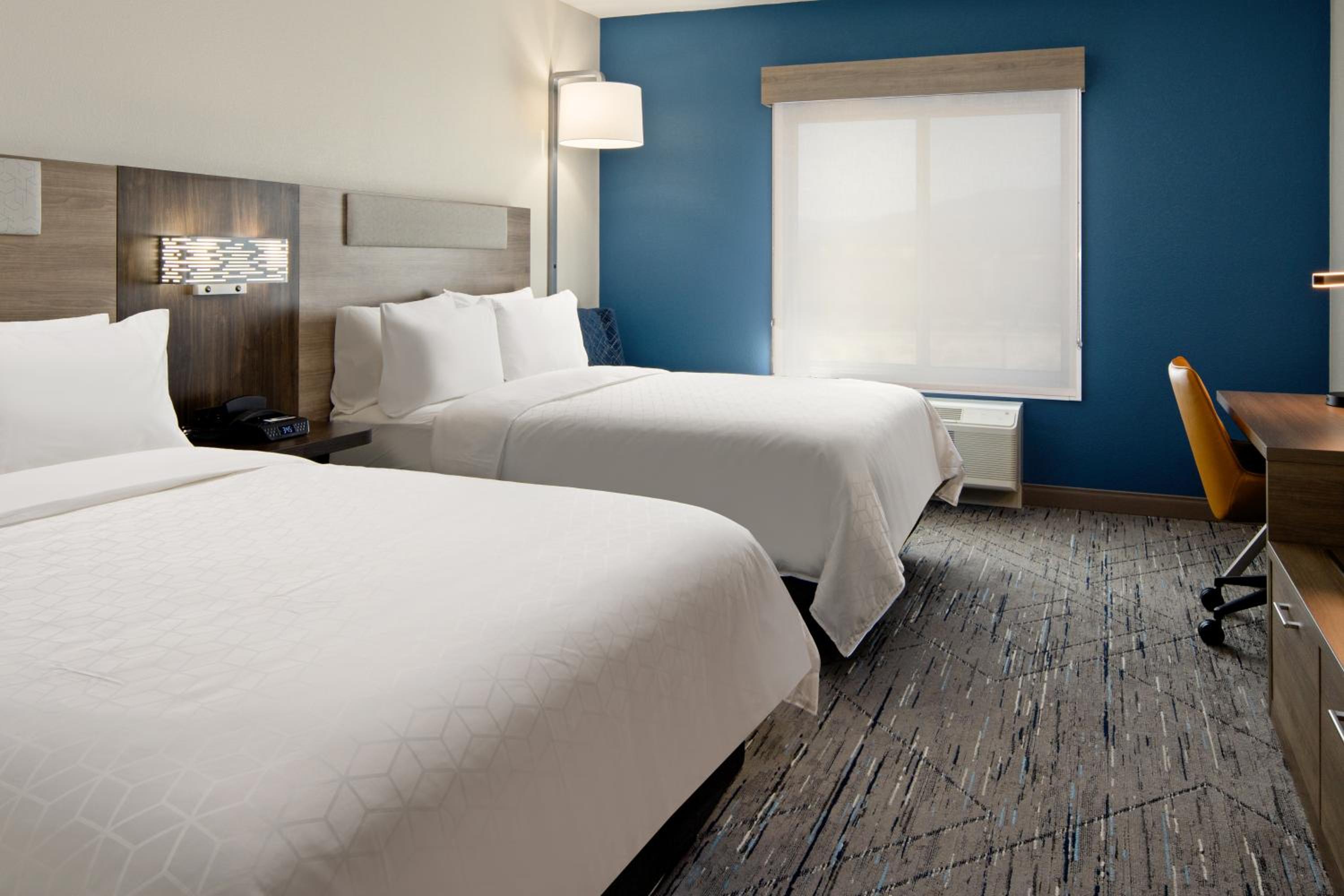 Standard Queen Room with Two Queen Beds and Mobility Accessible Tub photo 2