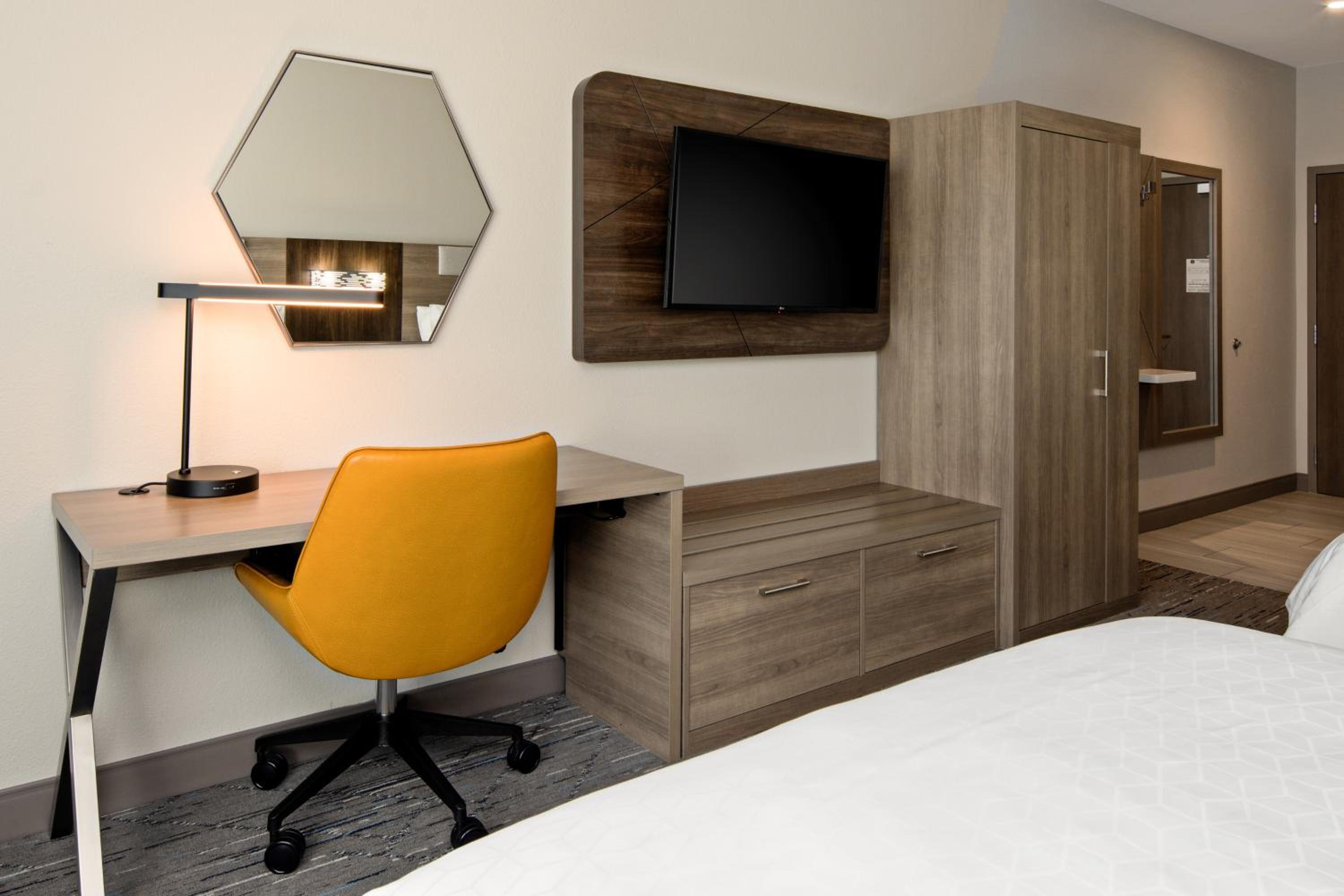 Standard Room with Two Queen Beds photo 2