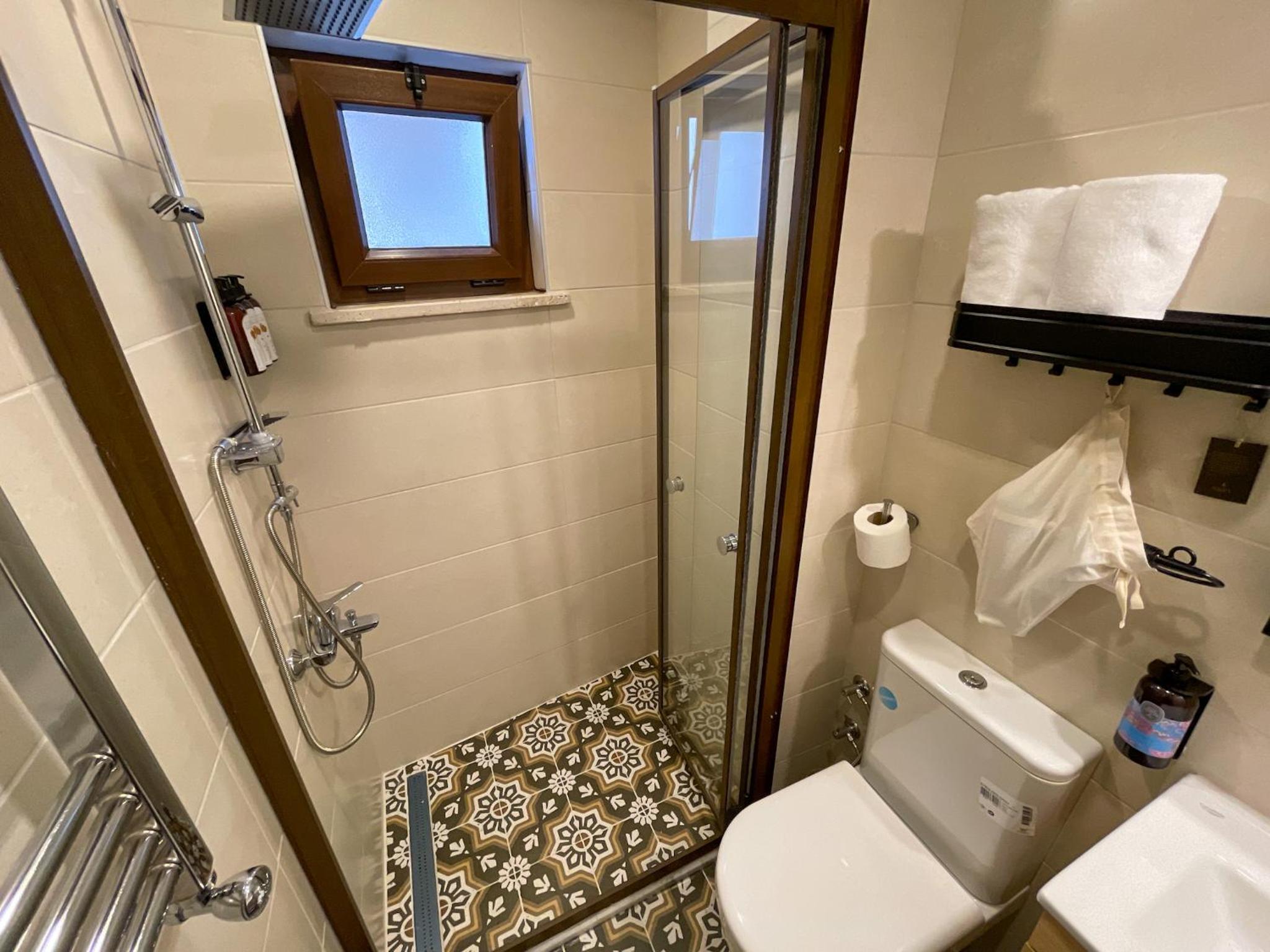 Large Double Room - Photo 7