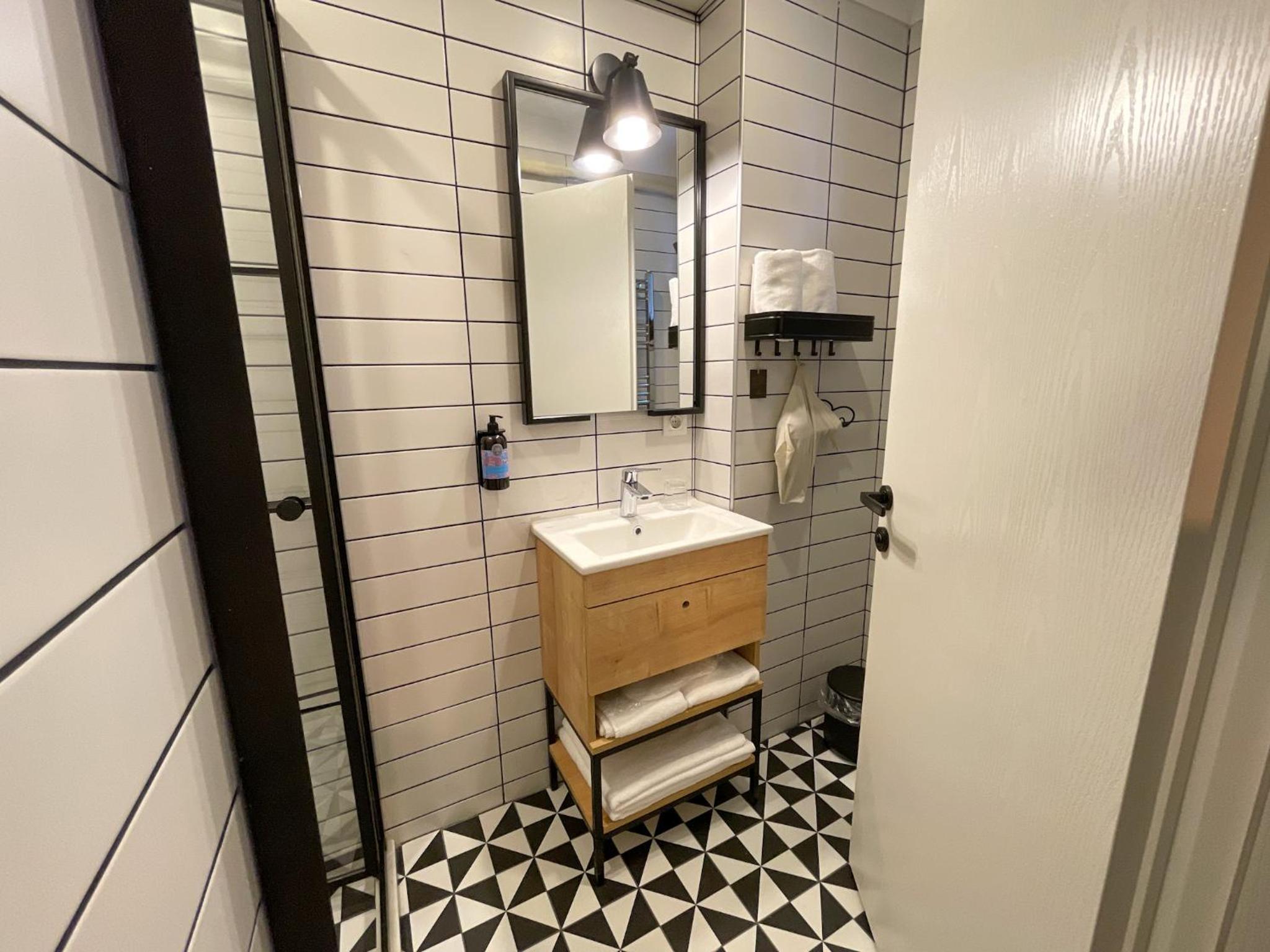 Small Double Room - Photo 7