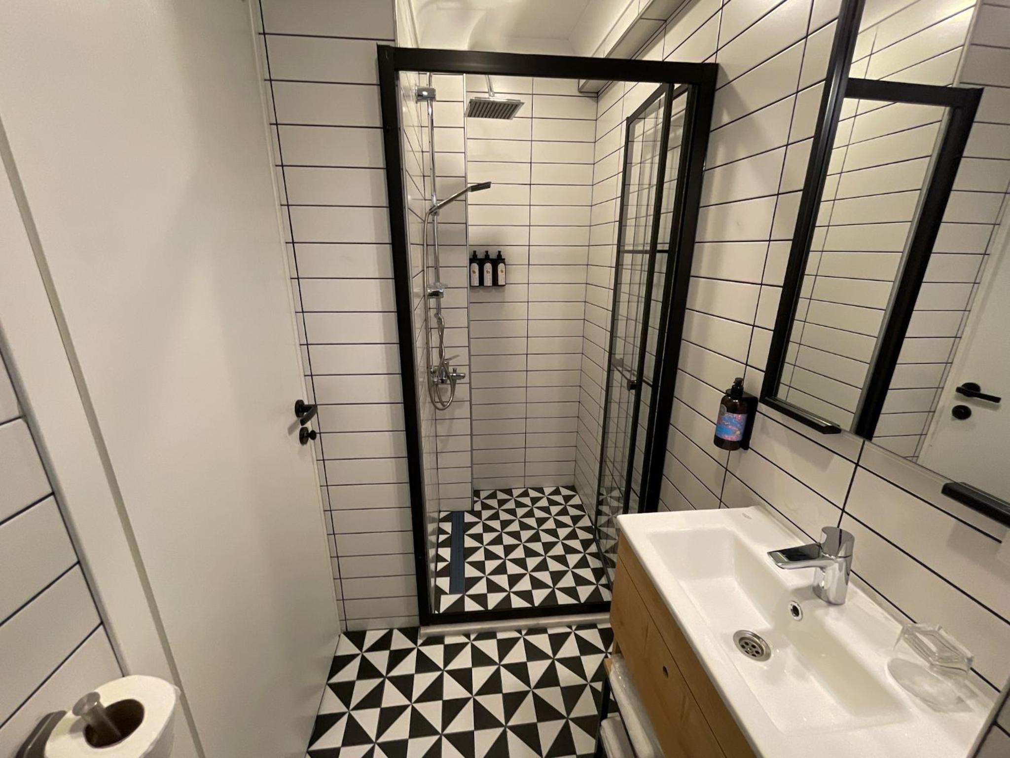 Small Double Room - Photo 8
