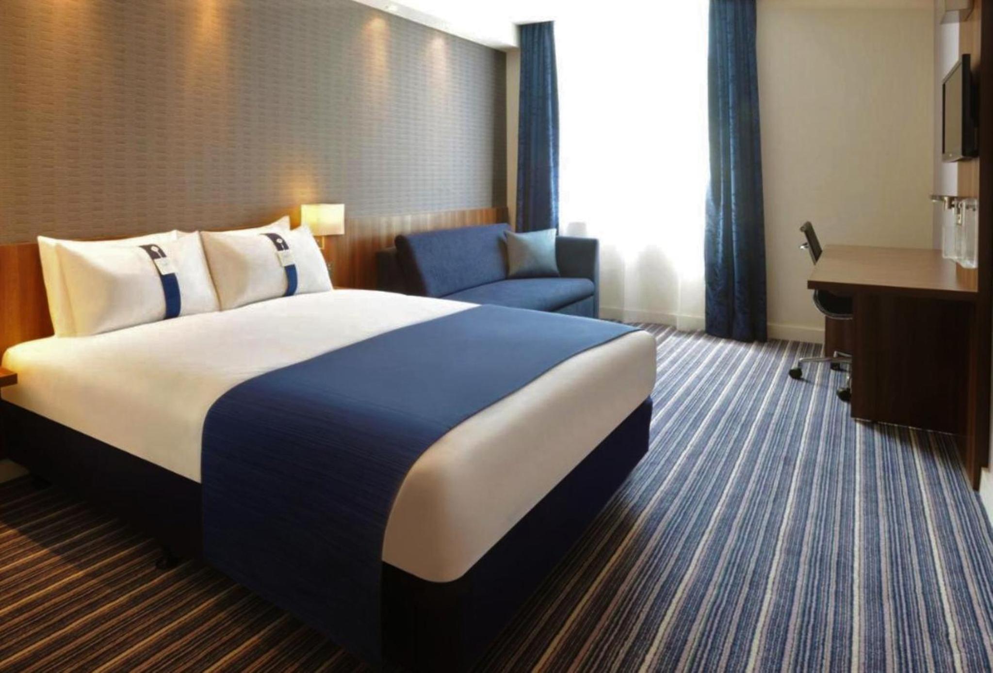 Standard Room with Free Hot Breakfast - Photo 2