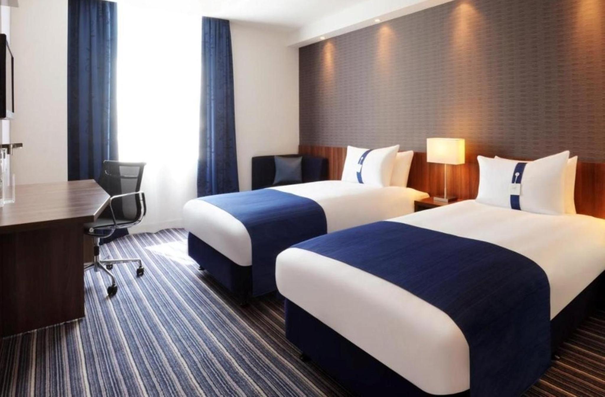 Standard Twin Room with Free Hot Breakfast - Photo 2